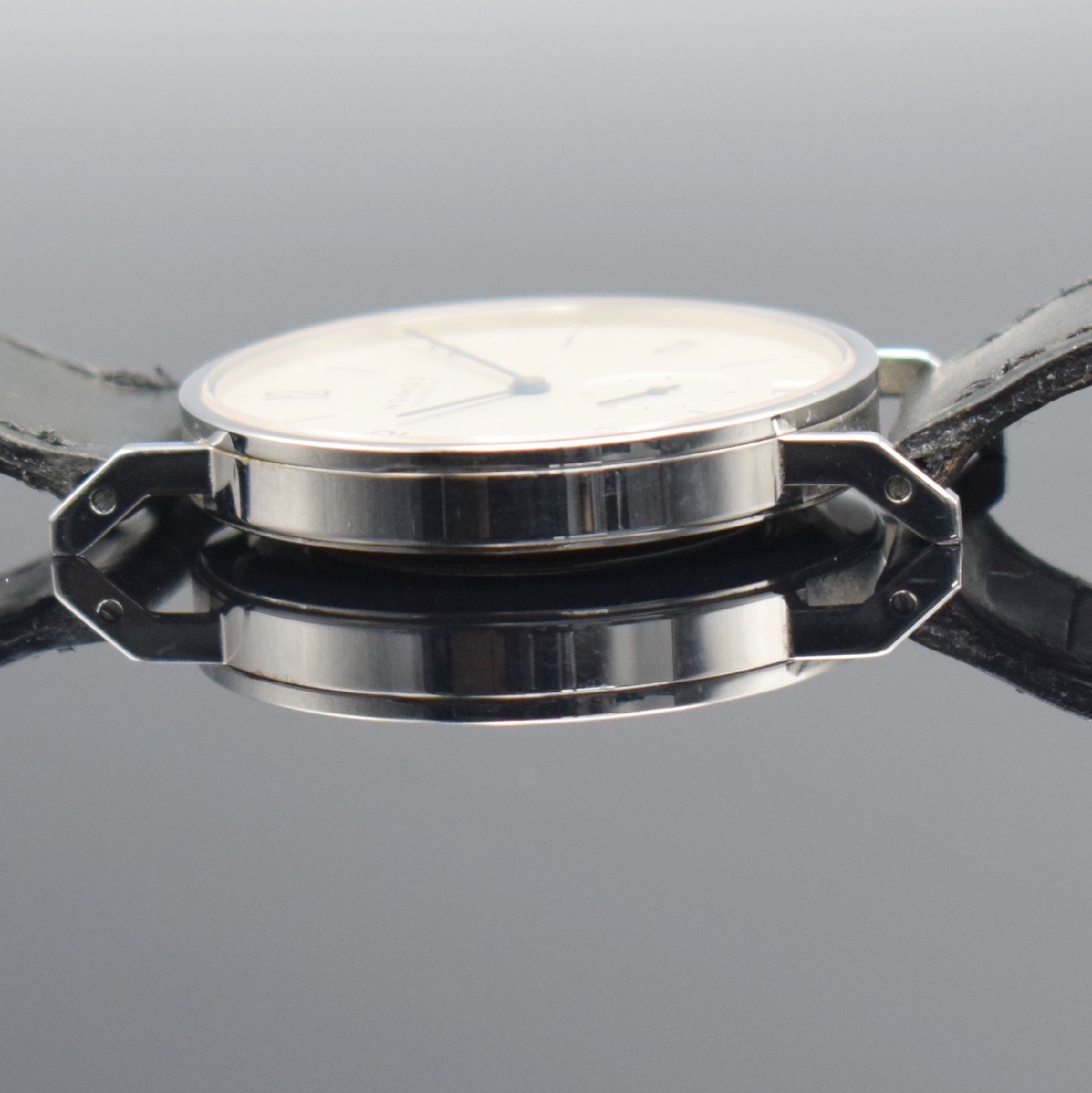 Detail e: NOMOS Tangente Glashütte Herrenarmbanduhr mit Datum, Handaufzug, beids. vergl. Edelstahlgeh., Boden & Glasrand aufgedr., silb. Zifferbl., gebl. ...
