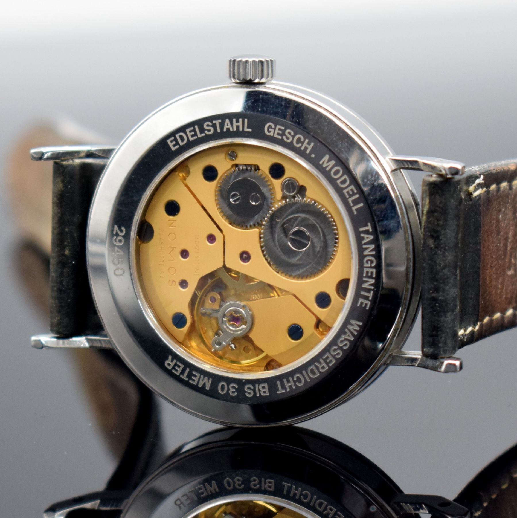 Detail f: NOMOS Tangente Glashütte Herrenarmbanduhr mit Datum, Handaufzug, beids. vergl. Edelstahlgeh., Boden & Glasrand aufgedr., silb. Zifferbl., gebl. ...
