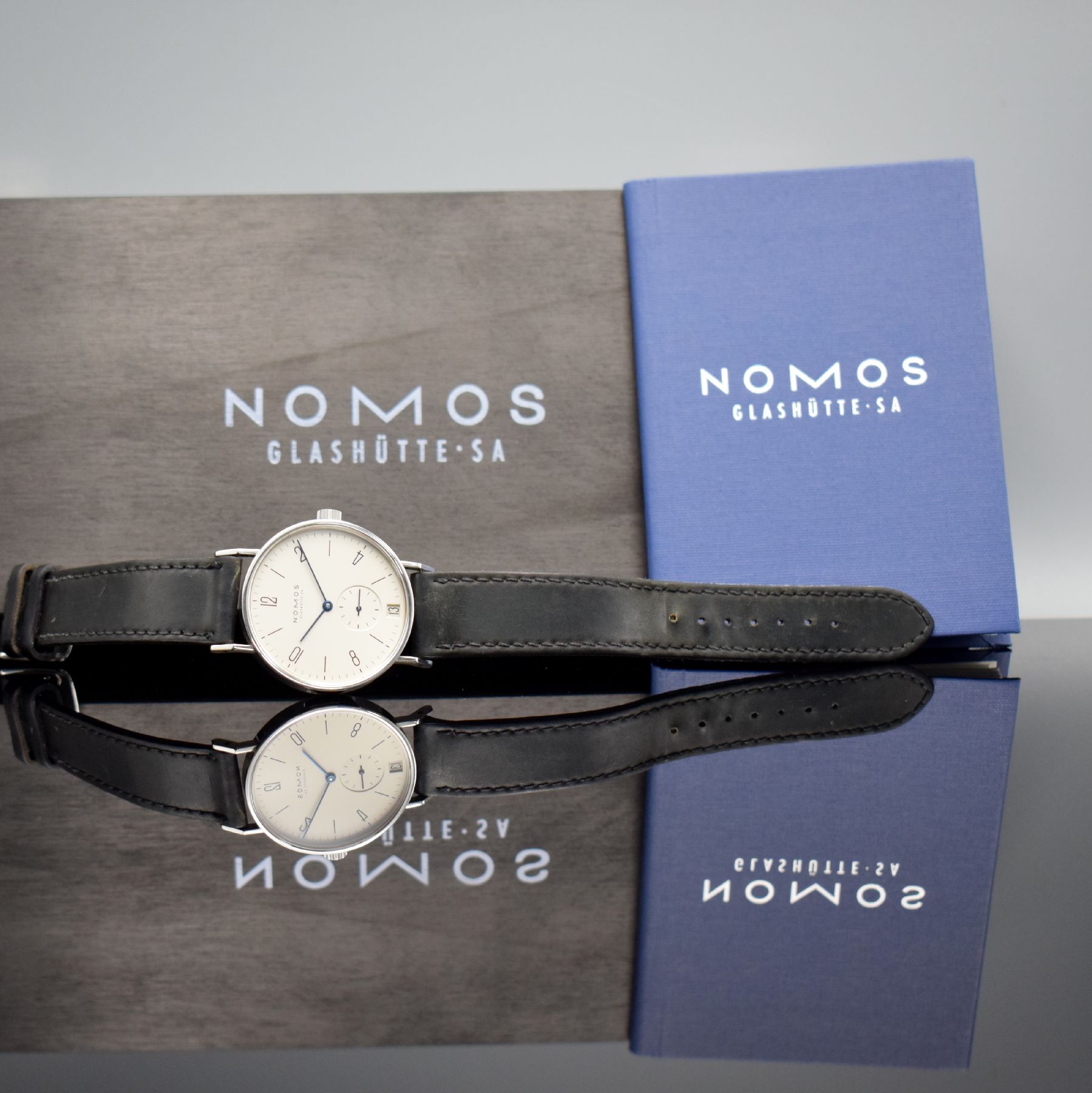 Detail g: NOMOS Tangente Glashütte Herrenarmbanduhr mit Datum, Handaufzug, beids. vergl. Edelstahlgeh., Boden & Glasrand aufgedr., silb. Zifferbl., gebl. ...