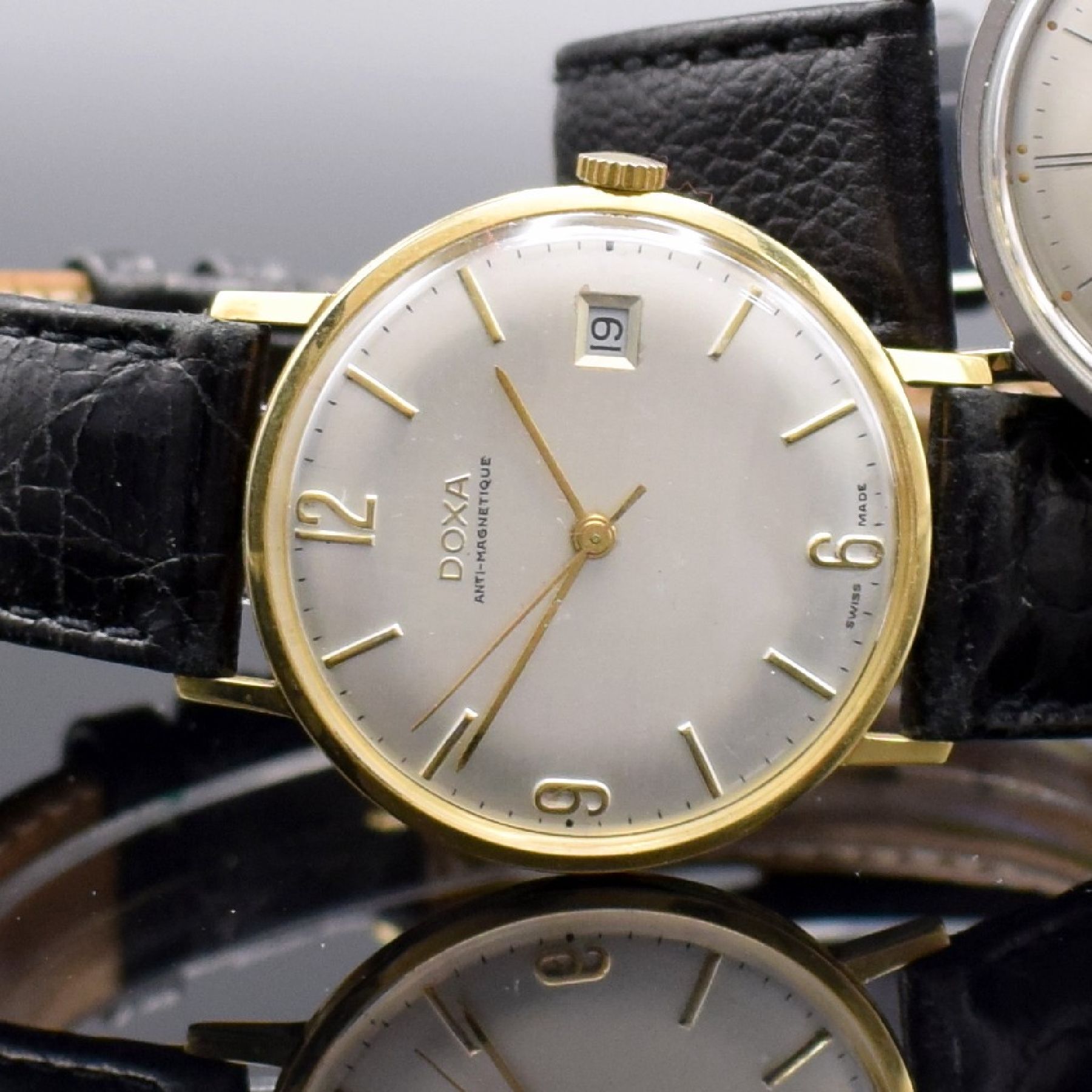 Detail b: DOXA 3 Herrenarmbanduhren, Schweiz um 1960, Handaufzug, 1.) GG 585/000, Kal. 45, 17 St., Feinreg., D. ca. 34,5 mm, EZ 2-3, 2.) Edelstahl, Kal. 103, ...