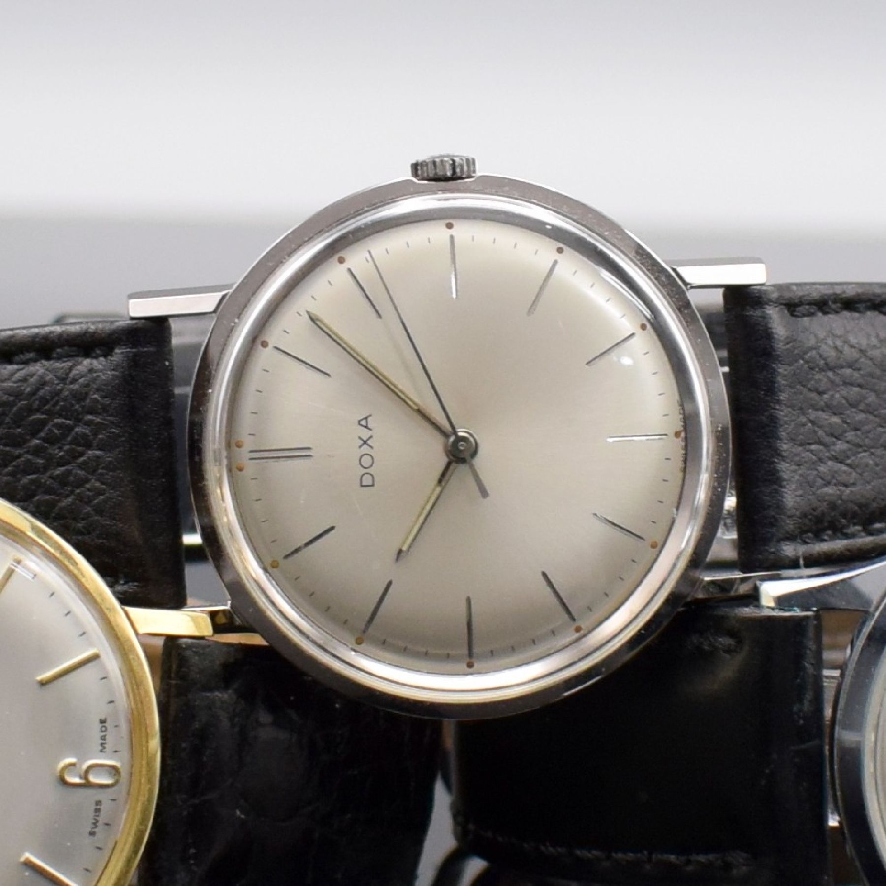 Detail c: DOXA 3 Herrenarmbanduhren, Schweiz um 1960, Handaufzug, 1.) GG 585/000, Kal. 45, 17 St., Feinreg., D. ca. 34,5 mm, EZ 2-3, 2.) Edelstahl, Kal. 103, ...