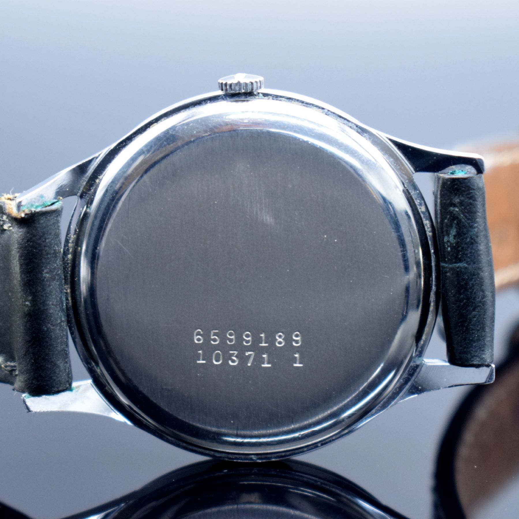 Detail h: DOXA 3 Herrenarmbanduhren, Schweiz um 1960, Handaufzug, 1.) GG 585/000, Kal. 45, 17 St., Feinreg., D. ca. 34,5 mm, EZ 2-3, 2.) Edelstahl, Kal. 103, ...