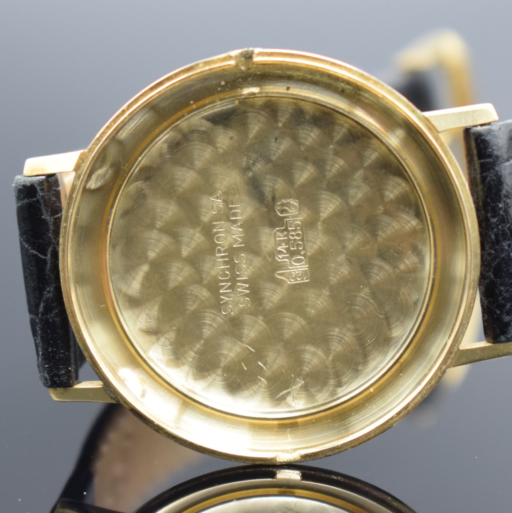 Detail j: DOXA 3 Herrenarmbanduhren, Schweiz um 1960, Handaufzug, 1.) GG 585/000, Kal. 45, 17 St., Feinreg., D. ca. 34,5 mm, EZ 2-3, 2.) Edelstahl, Kal. 103, ...