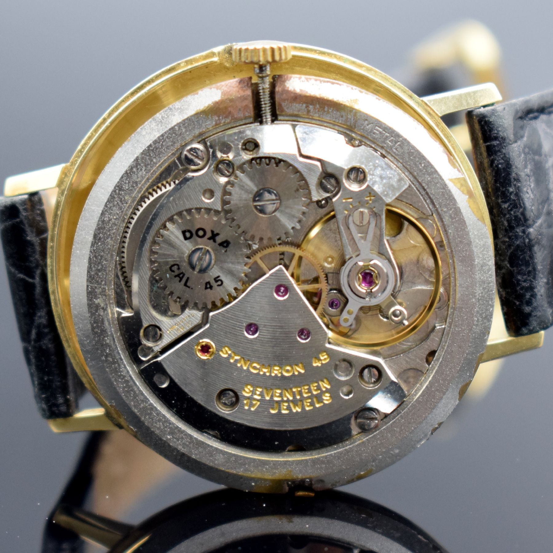 Detail k: DOXA 3 Herrenarmbanduhren, Schweiz um 1960, Handaufzug, 1.) GG 585/000, Kal. 45, 17 St., Feinreg., D. ca. 34,5 mm, EZ 2-3, 2.) Edelstahl, Kal. 103, ...