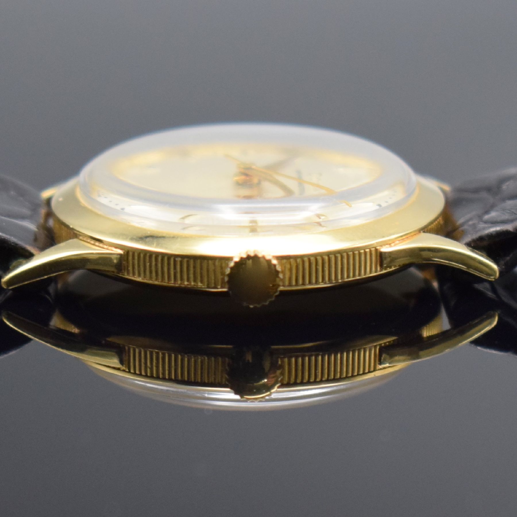 Detail d: DOXA Herrenarmbanduhr in GG 750/000, Schweiz um 1960, Handaufzug, 3-teil. Geh. m. Münzranddell., Boden & Glasrand aufgedr., silb. Zifferbl. m. gold. ...