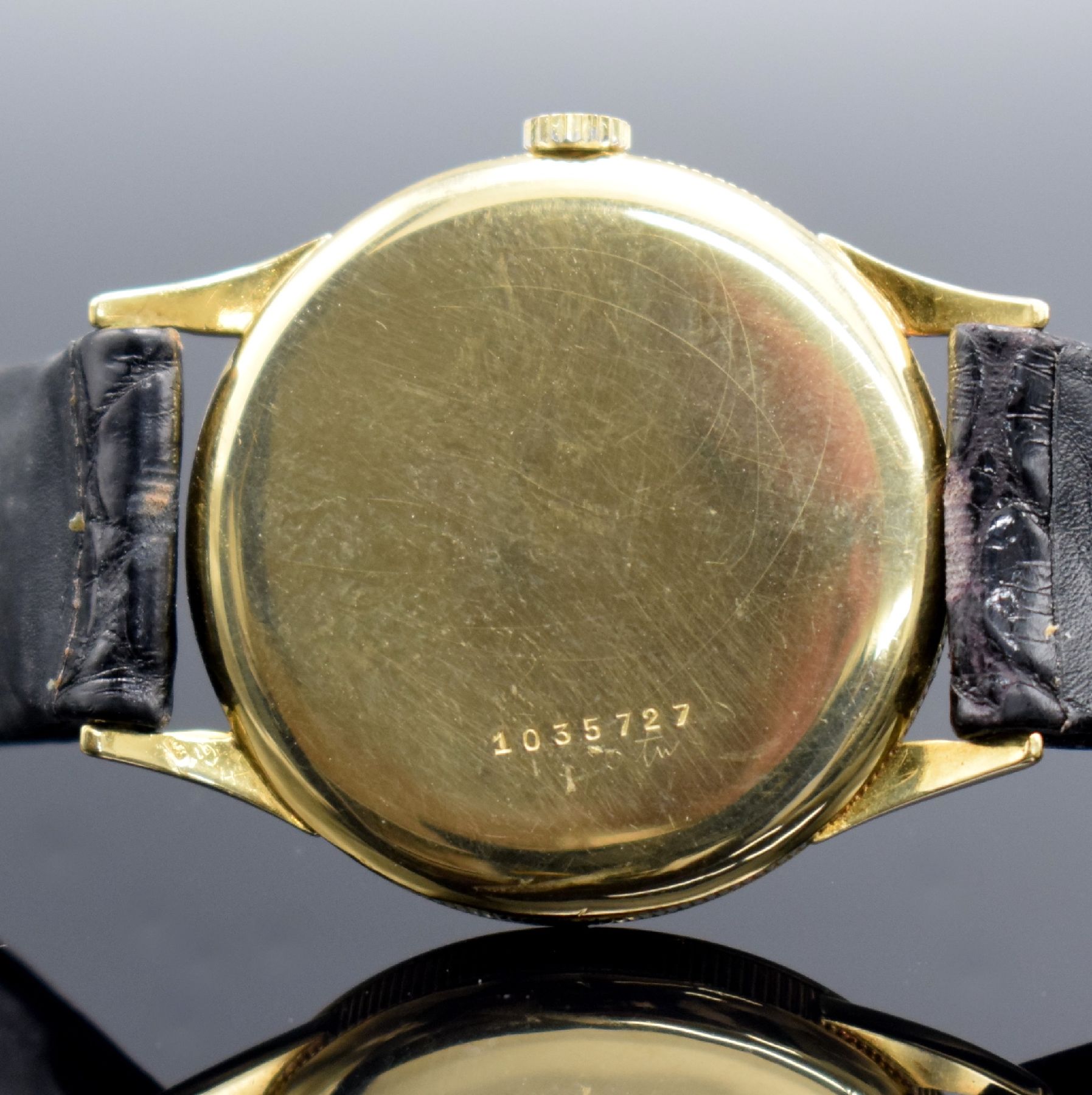 Detail f: DOXA Herrenarmbanduhr in GG 750/000, Schweiz um 1960, Handaufzug, 3-teil. Geh. m. Münzranddell., Boden & Glasrand aufgedr., silb. Zifferbl. m. gold. ...