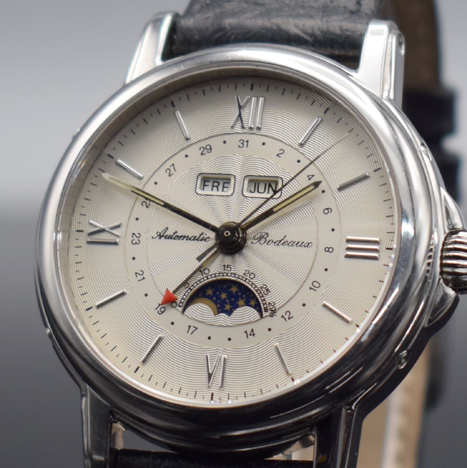 Detail c: BORDEAUX Herrenarmbanduhr mit Vollkalender, Schweiz um 2000, Automatik, beids. vergl. Edelstahlgeh., Boden 4-fach verschr., Korrekturdr. im Geh. ...