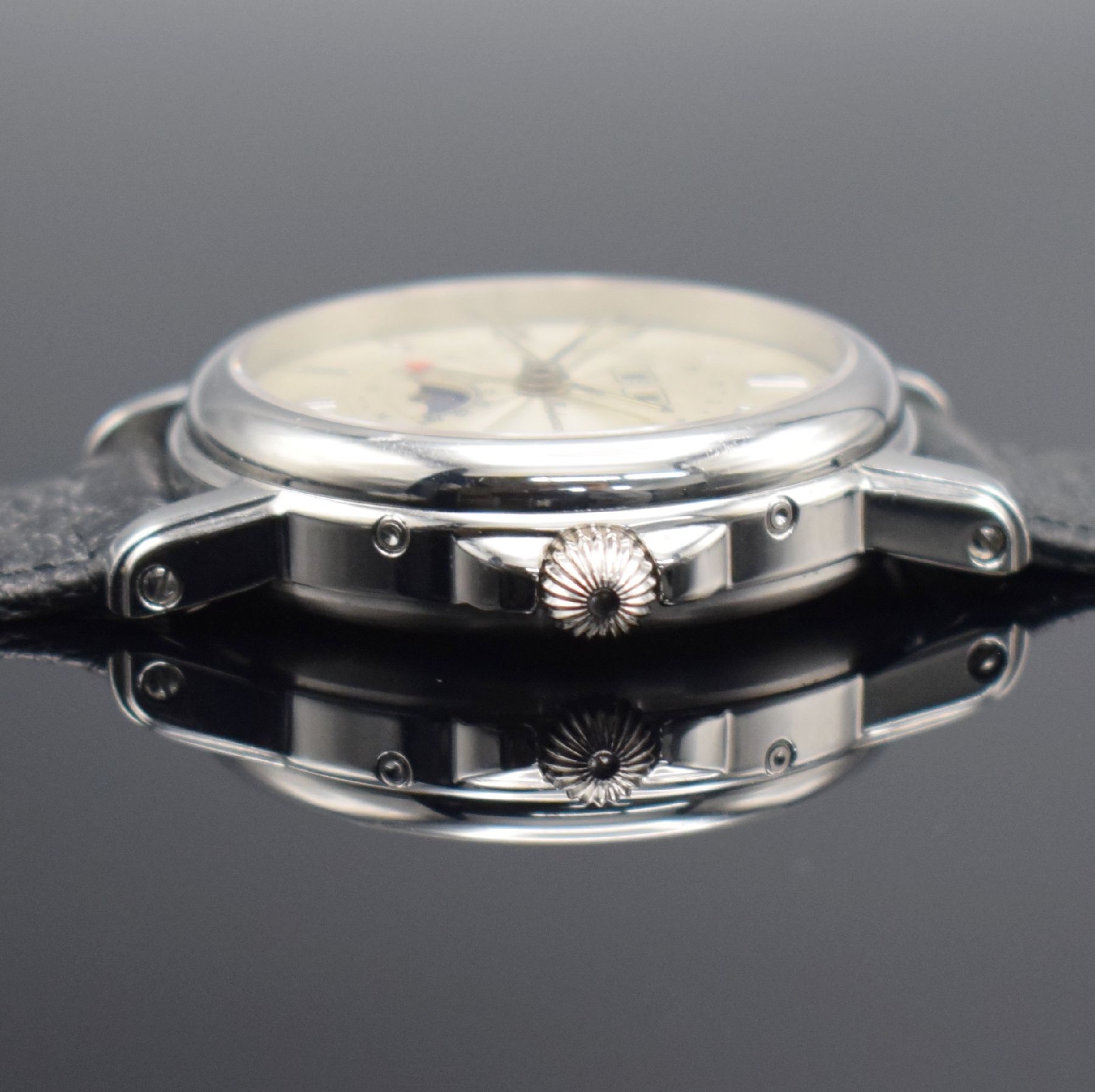 Detail d: BORDEAUX Herrenarmbanduhr mit Vollkalender, Schweiz um 2000, Automatik, beids. vergl. Edelstahlgeh., Boden 4-fach verschr., Korrekturdr. im Geh. ...