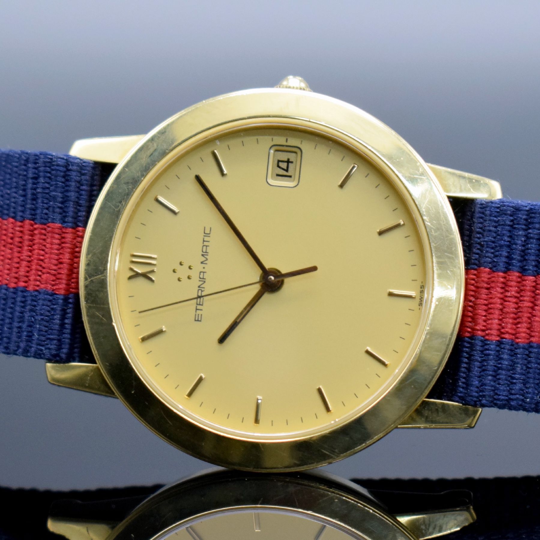 Detail d: ETERNA-MATIC Herrenarmbanduhr in GG 750/000, Schweiz um 2000, Automatik, beids. vergl. Gehäuse, Boden & Glasrand aufgedr., gold. Zifferbl. m. ...
