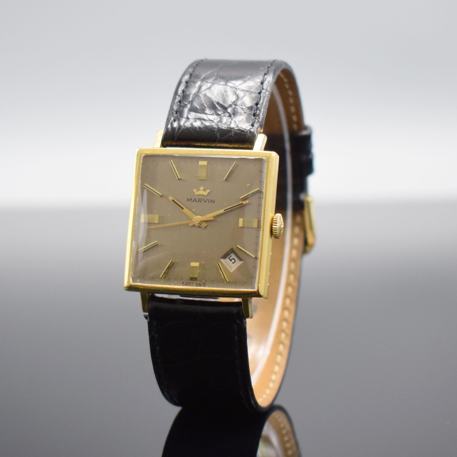 MARVIN Herrenarmbanduhr in GG 750/000, Schweiz um 1965, Handaufzug, 2-teil. Geh., Boden aufgedr., gold. Zifferbl. m. aufges. Std.-Ind., gold. Zeiger, ...