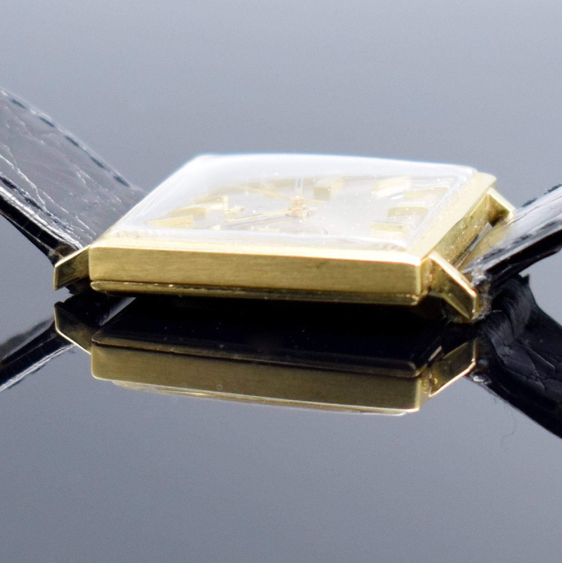 Detail d: MARVIN Herrenarmbanduhr in GG 750/000, Schweiz um 1965, Handaufzug, 2-teil. Geh., Boden aufgedr., gold. Zifferbl. m. aufges. Std.-Ind., gold. Zeiger, ...