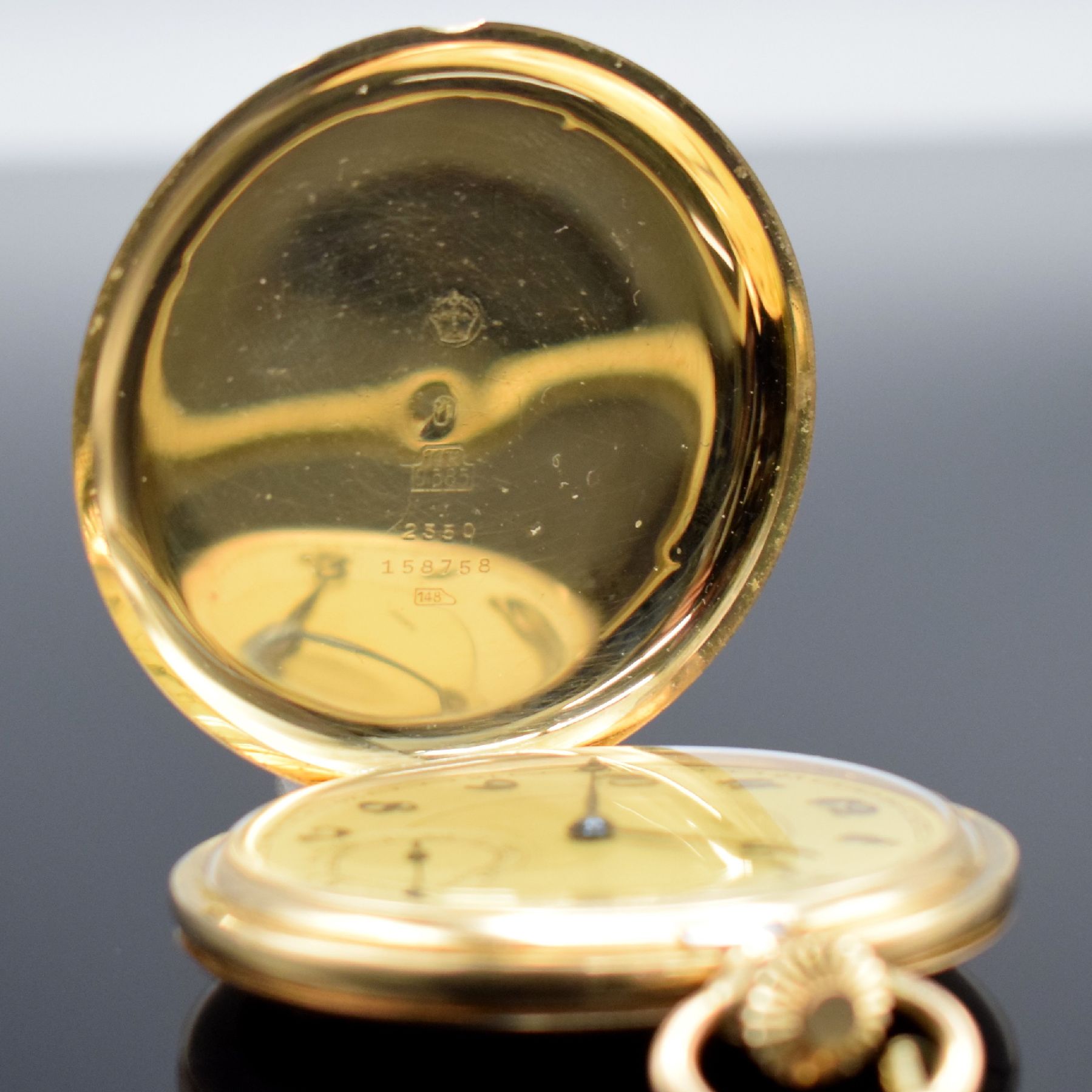 Detail d: PRIMA Savonette in GG 585/000 mit Kette in GG 585/000, Schweiz um 1925, Kette später, 2- Deckel Goldgeh., Spungdeckel m. Monogramm, Metallcuvette m. ...