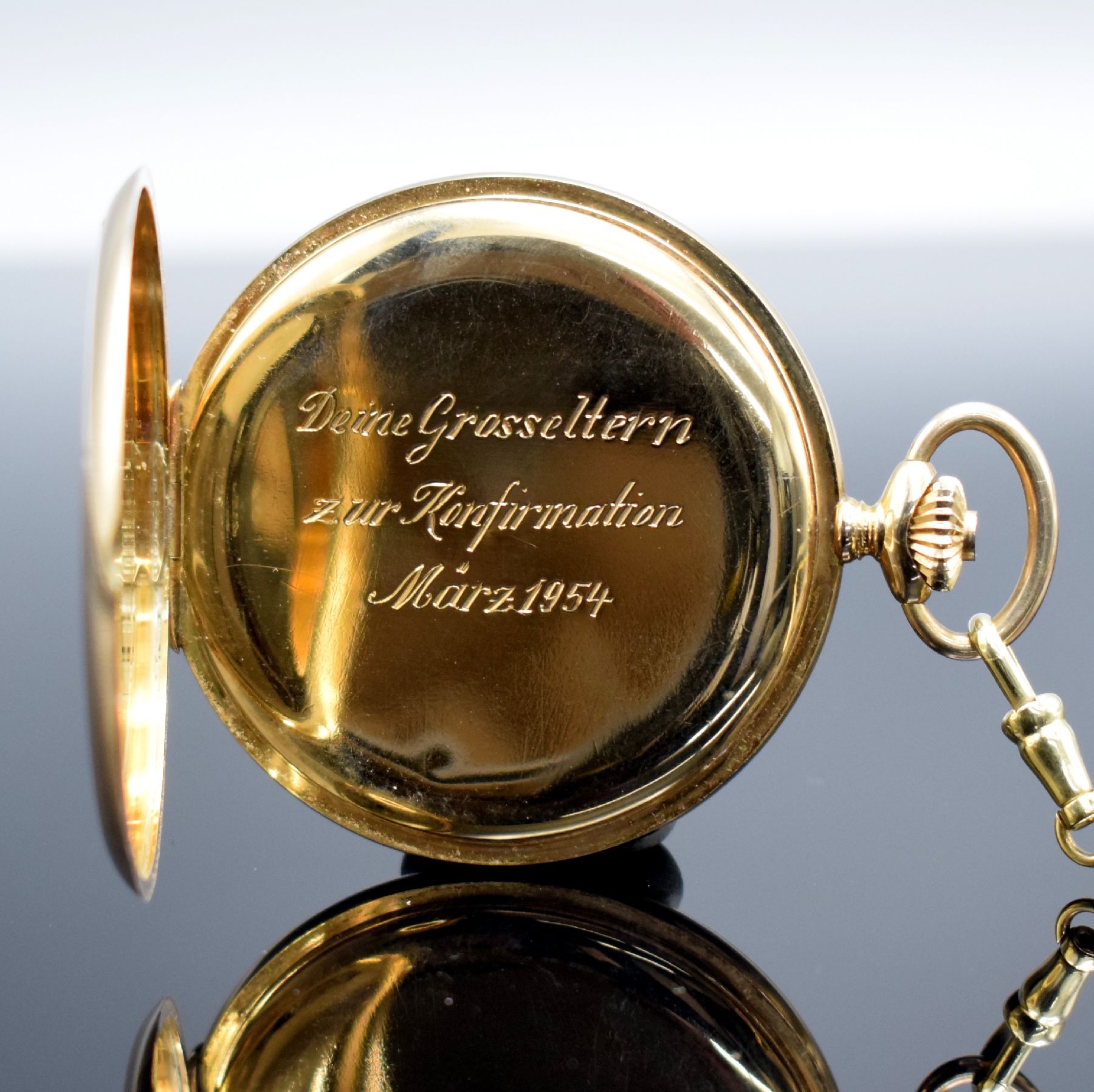 Detail e: PRIMA Savonette in GG 585/000 mit Kette in GG 585/000, Schweiz um 1925, Kette später, 2- Deckel Goldgeh., Spungdeckel m. Monogramm, Metallcuvette m. ...