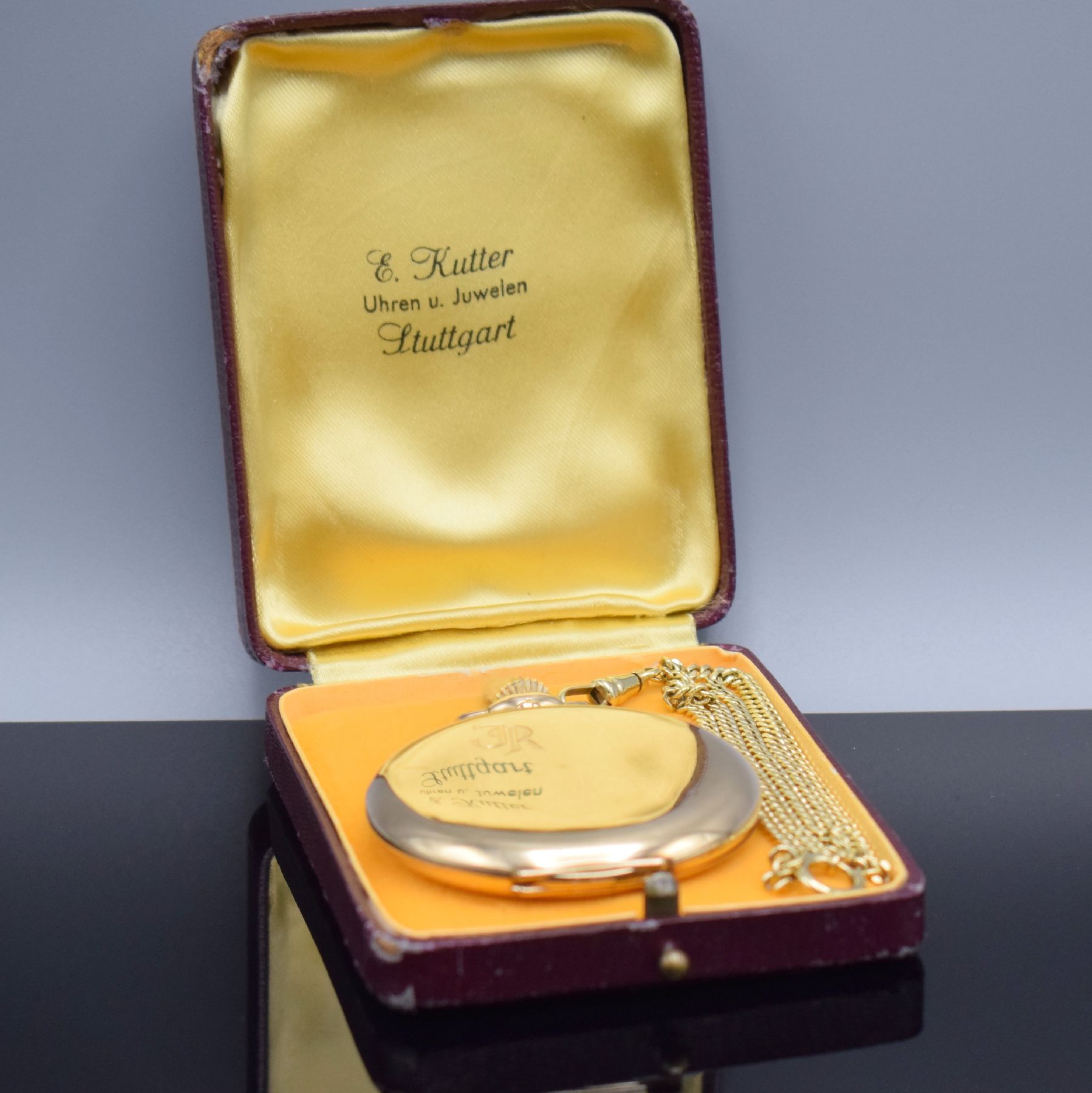 Detail g: PRIMA Savonette in GG 585/000 mit Kette in GG 585/000, Schweiz um 1925, Kette später, 2- Deckel Goldgeh., Spungdeckel m. Monogramm, Metallcuvette m. ...