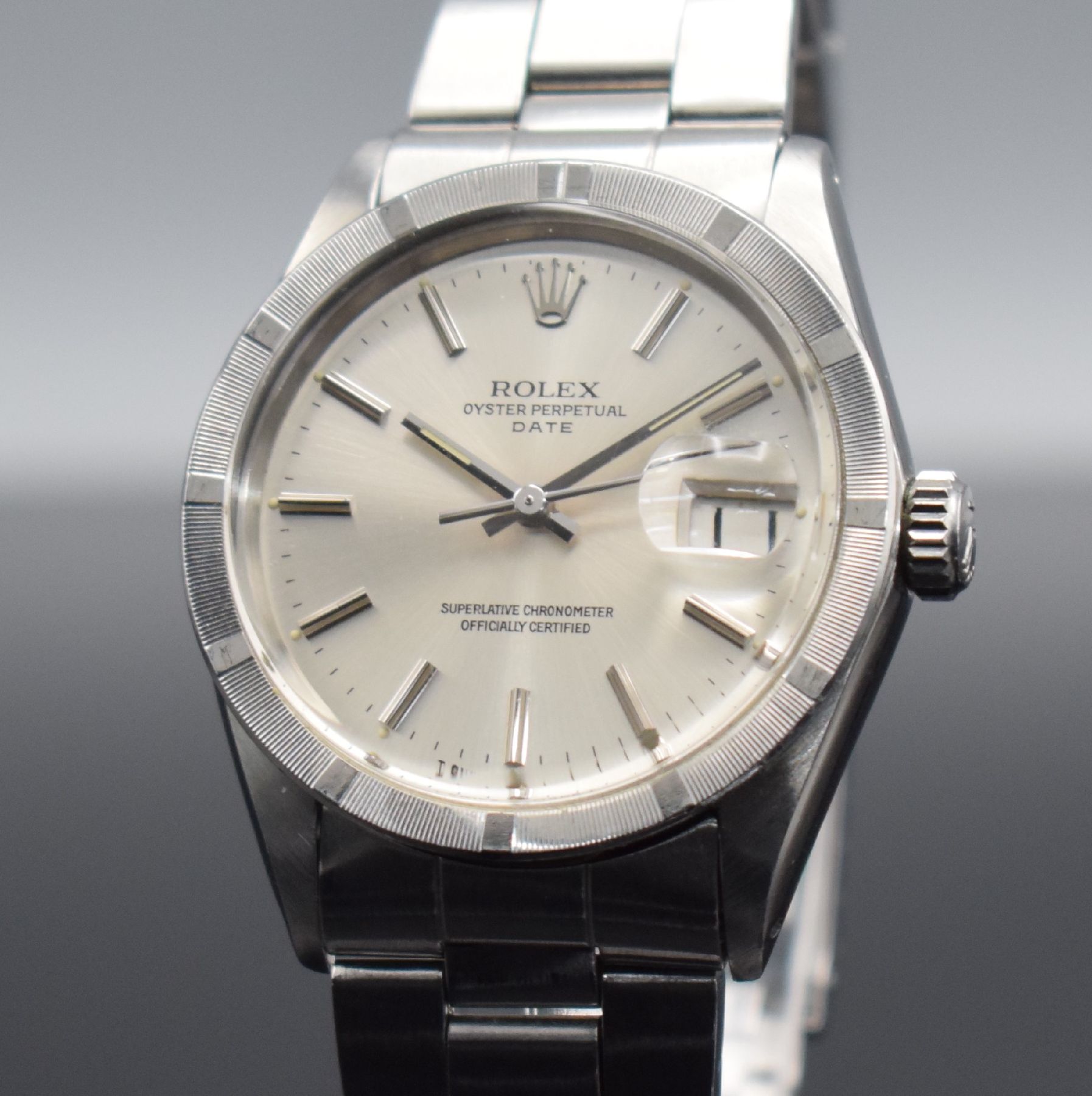 Detail c: ROLEX Date Oyster Perpetual Herrenarmbanduhr Referenz 1501, Schweiz lt. Bodengravur I. Quartal 1970, Automatik, Edelstahlgeh. inkl gefaltetem ...