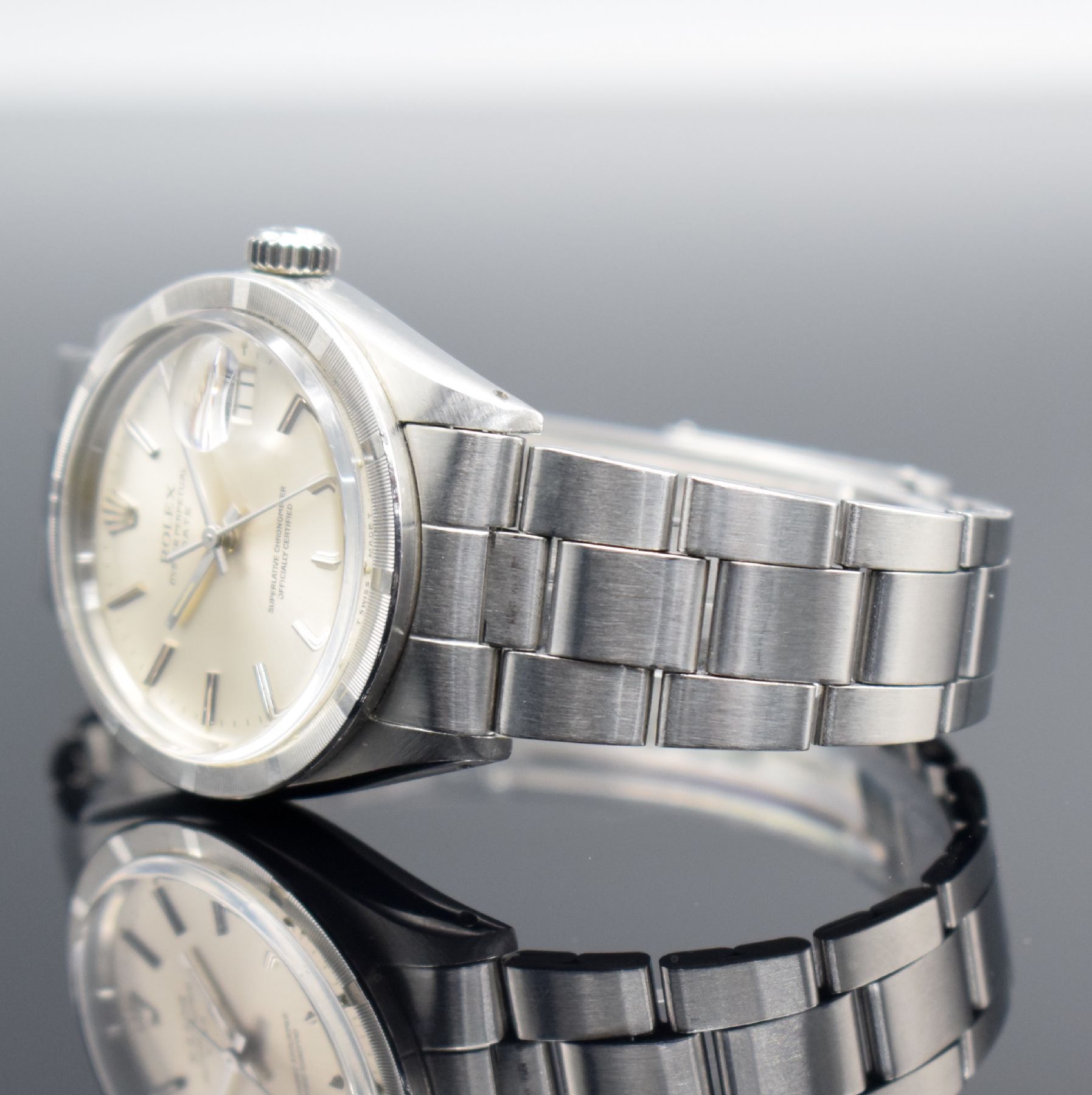 Detail d: ROLEX Date Oyster Perpetual Herrenarmbanduhr Referenz 1501, Schweiz lt. Bodengravur I. Quartal 1970, Automatik, Edelstahlgeh. inkl gefaltetem ...