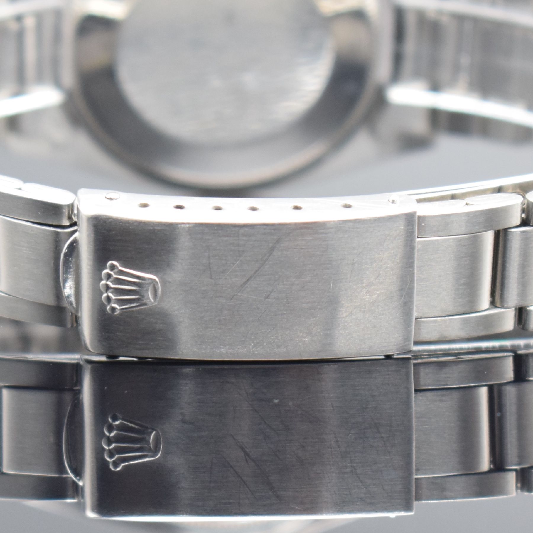 Detail e: ROLEX Date Oyster Perpetual Herrenarmbanduhr Referenz 1501, Schweiz lt. Bodengravur I. Quartal 1970, Automatik, Edelstahlgeh. inkl gefaltetem ...