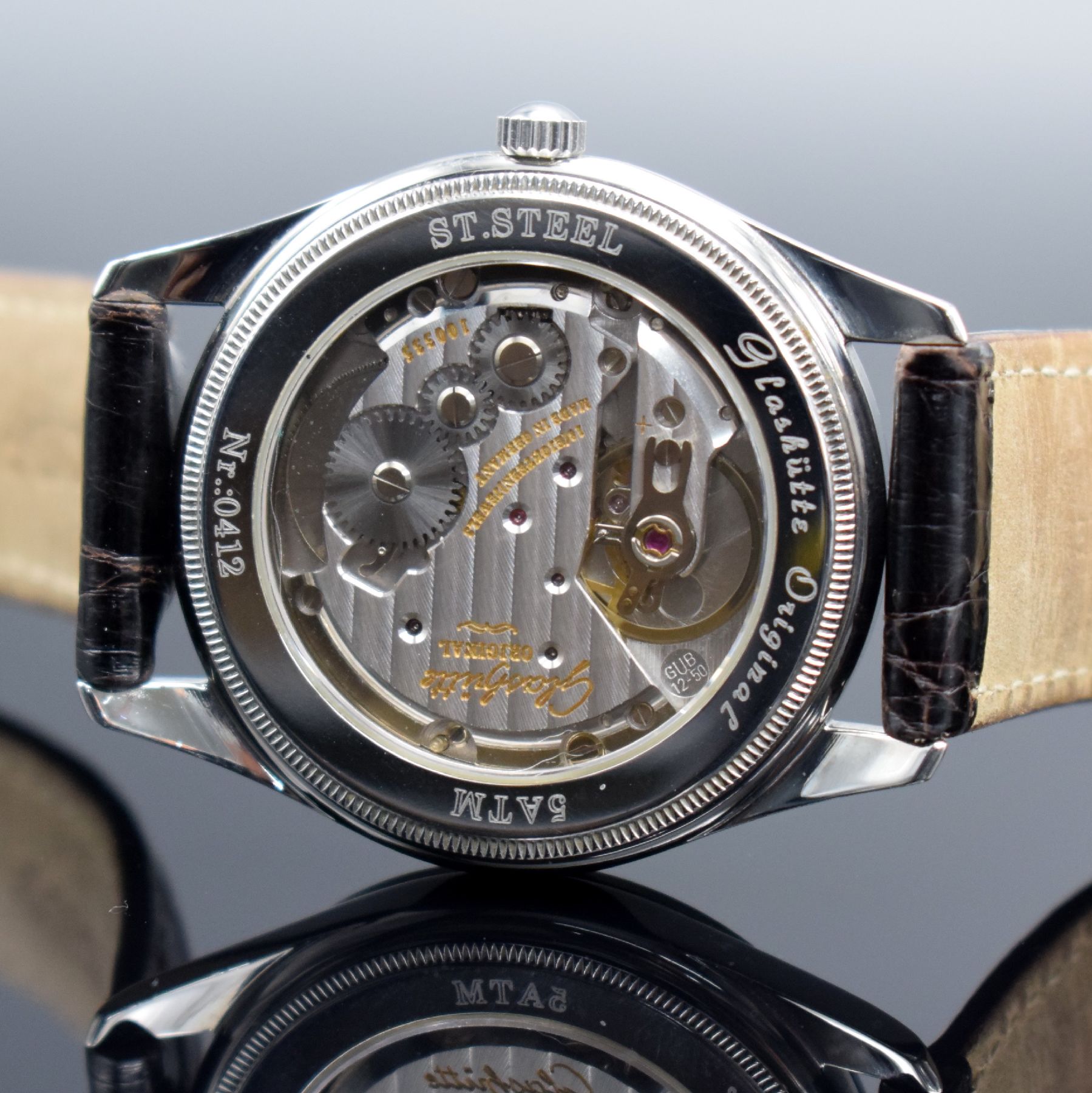 Detail e: GLASHÜTTE Original Klassik Herrenarmbanduhr mit Kaliber 12-50, Deutschland um 1995, Handaufzug, beids. vergl. Gehäuse in Stahl, Boden aufgedr., ...