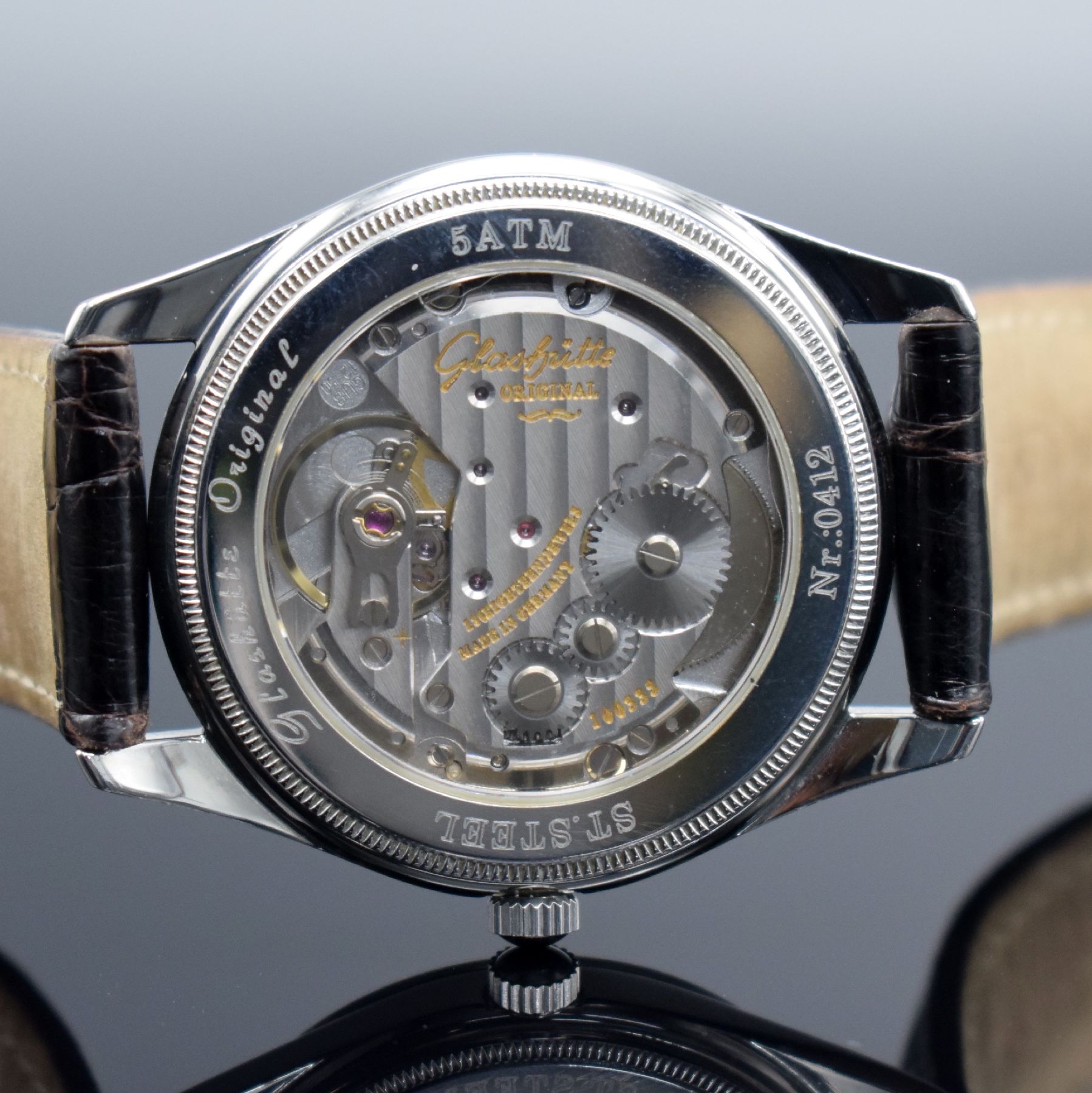 Detail f: GLASHÜTTE Original Klassik Herrenarmbanduhr mit Kaliber 12-50, Deutschland um 1995, Handaufzug, beids. vergl. Gehäuse in Stahl, Boden aufgedr., ...