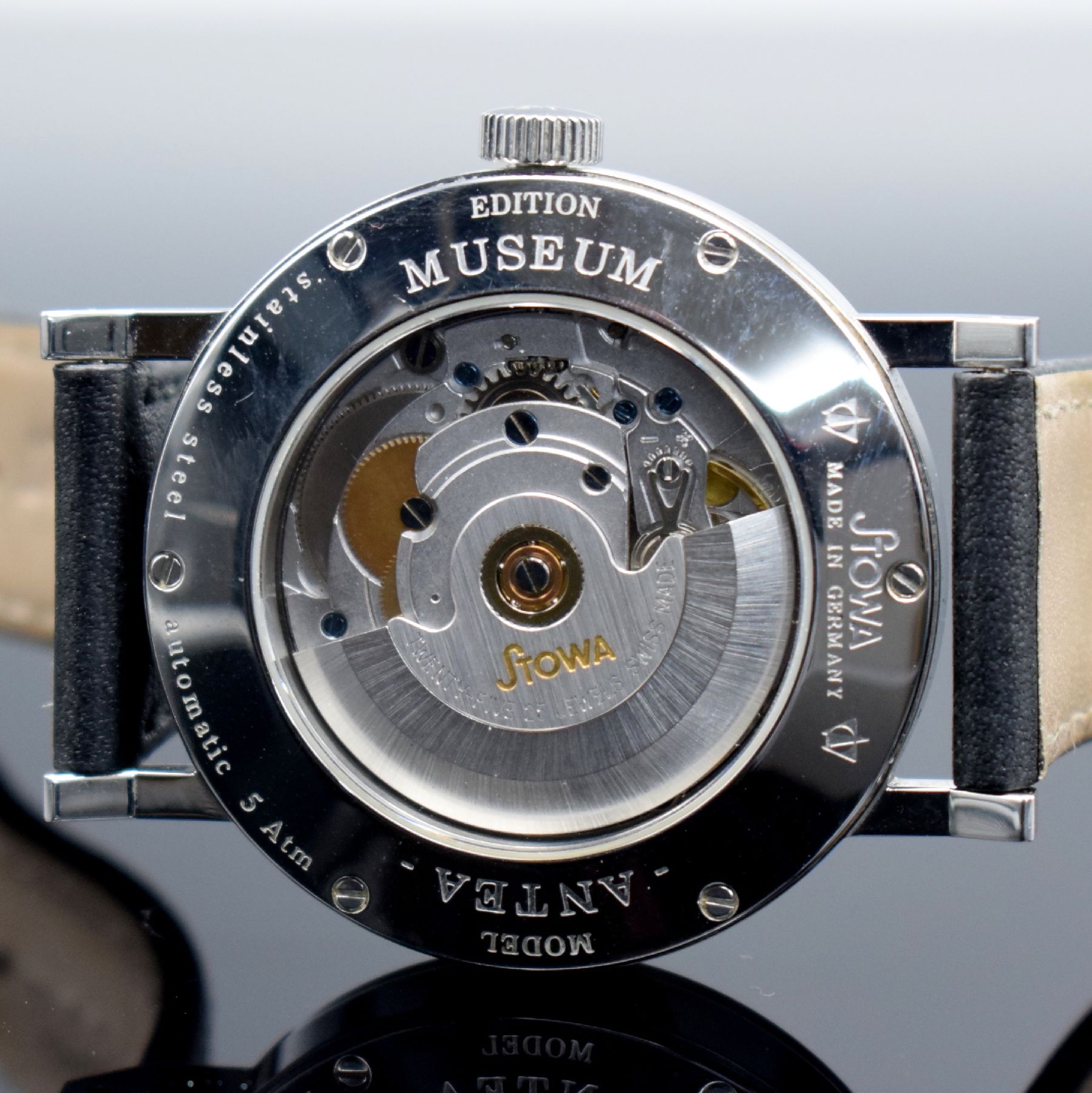Detail d: STOWA Antea Edition Museum Herrenarmbanduhr, Deutschland um 2007, Automatik, beids. vergl. Edelstahlgeh., Boden 6-fach verschr., orig. Lederband m. ...