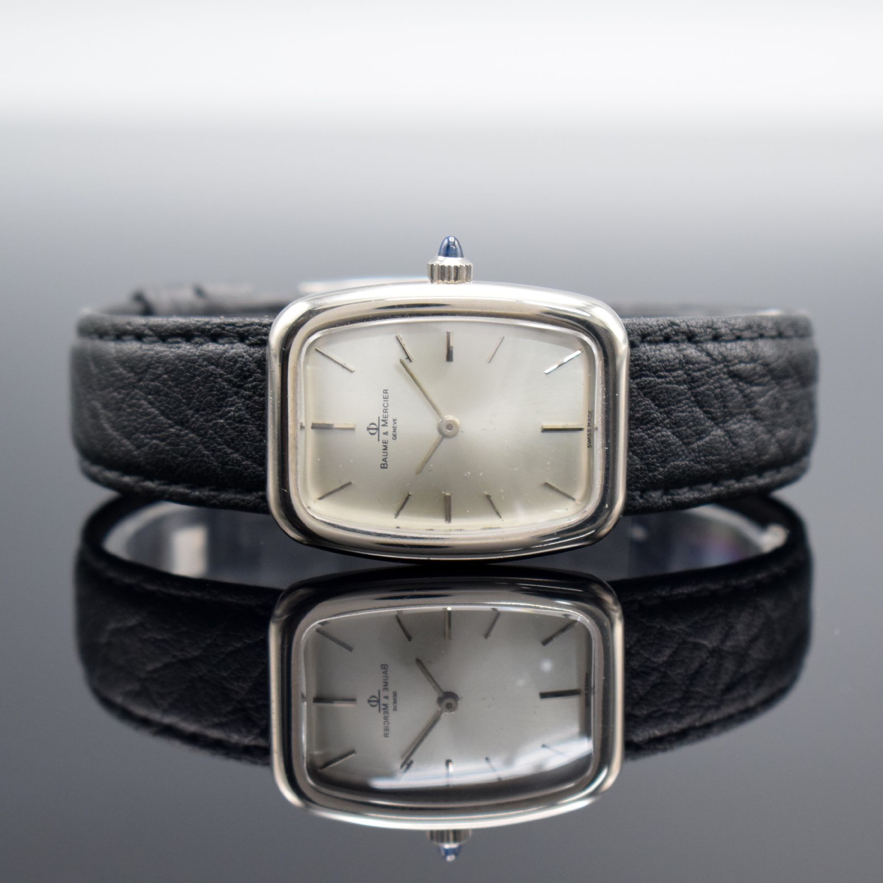 BAUME & MERCIER Damenarmbanduhr in WG 750/000, Schweiz um 1980, Handaufzug, 2-teil. Geh., Boden 4-fach verschr., neutr. Lederband m. orig. Dornschl. ...