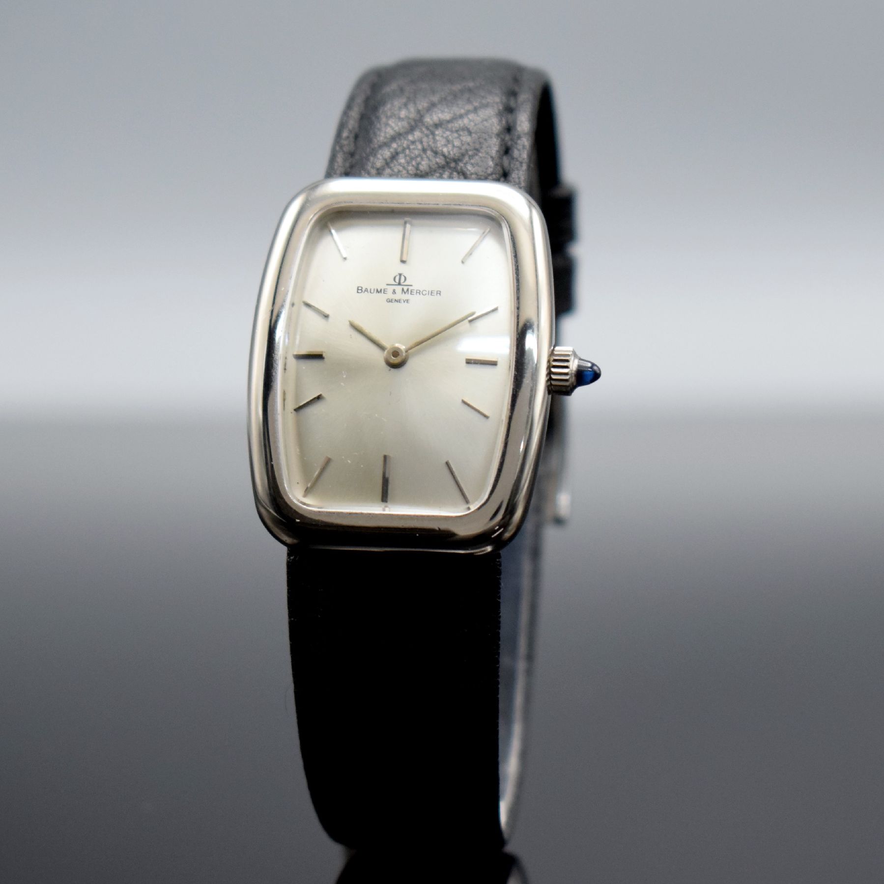 Detail b: BAUME & MERCIER Damenarmbanduhr in WG 750/000, Schweiz um 1980, Handaufzug, 2-teil. Geh., Boden 4-fach verschr., neutr. Lederband m. orig. Dornschl. ...