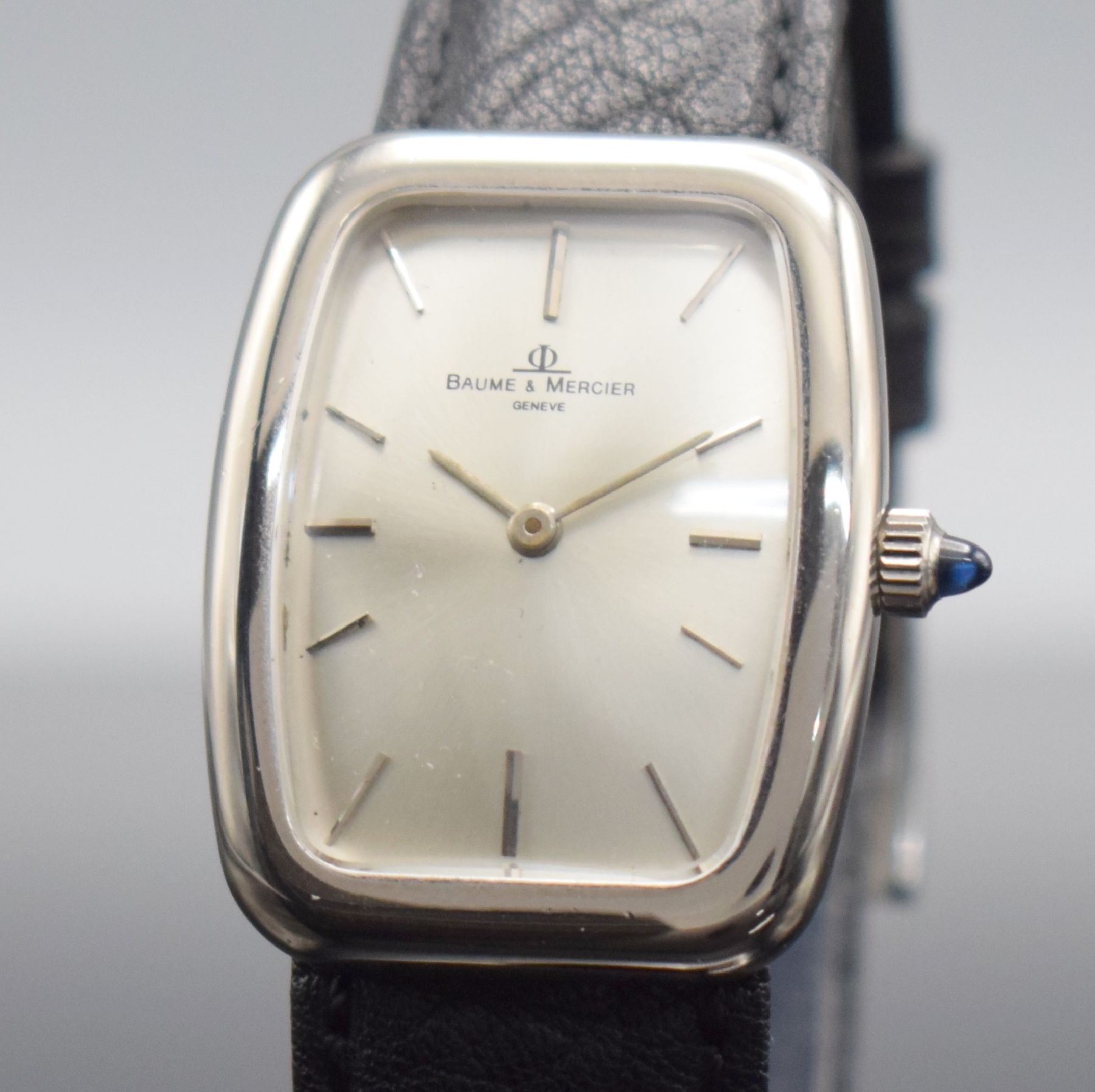 Detail c: BAUME & MERCIER Damenarmbanduhr in WG 750/000, Schweiz um 1980, Handaufzug, 2-teil. Geh., Boden 4-fach verschr., neutr. Lederband m. orig. Dornschl. ...