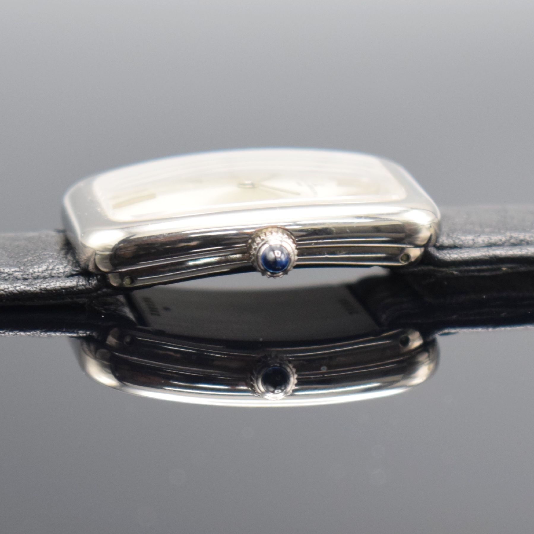 Detail d: BAUME & MERCIER Damenarmbanduhr in WG 750/000, Schweiz um 1980, Handaufzug, 2-teil. Geh., Boden 4-fach verschr., neutr. Lederband m. orig. Dornschl. ...