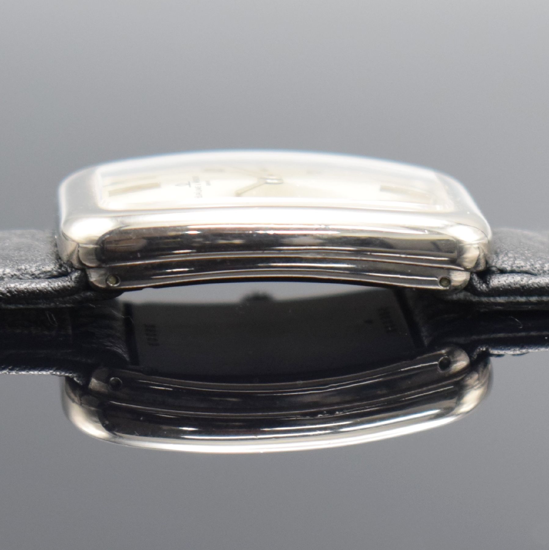 Detail e: BAUME & MERCIER Damenarmbanduhr in WG 750/000, Schweiz um 1980, Handaufzug, 2-teil. Geh., Boden 4-fach verschr., neutr. Lederband m. orig. Dornschl. ...