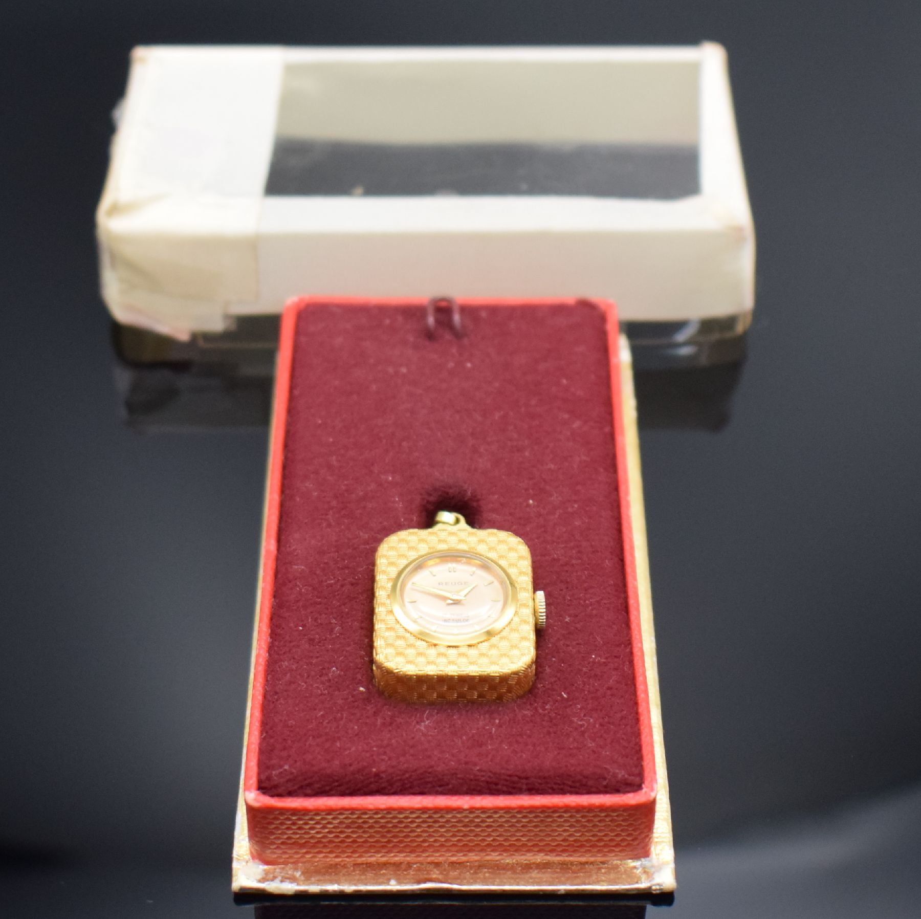 Detail e: REUGE Miniatur Anhängeuhr mit Spielwerk, Schweiz um 1960, Handaufzug, verg. Geh. m. Web-Strucktur, gedr., vorderseitig einges. Uhr, verg. Zifferbl., ...