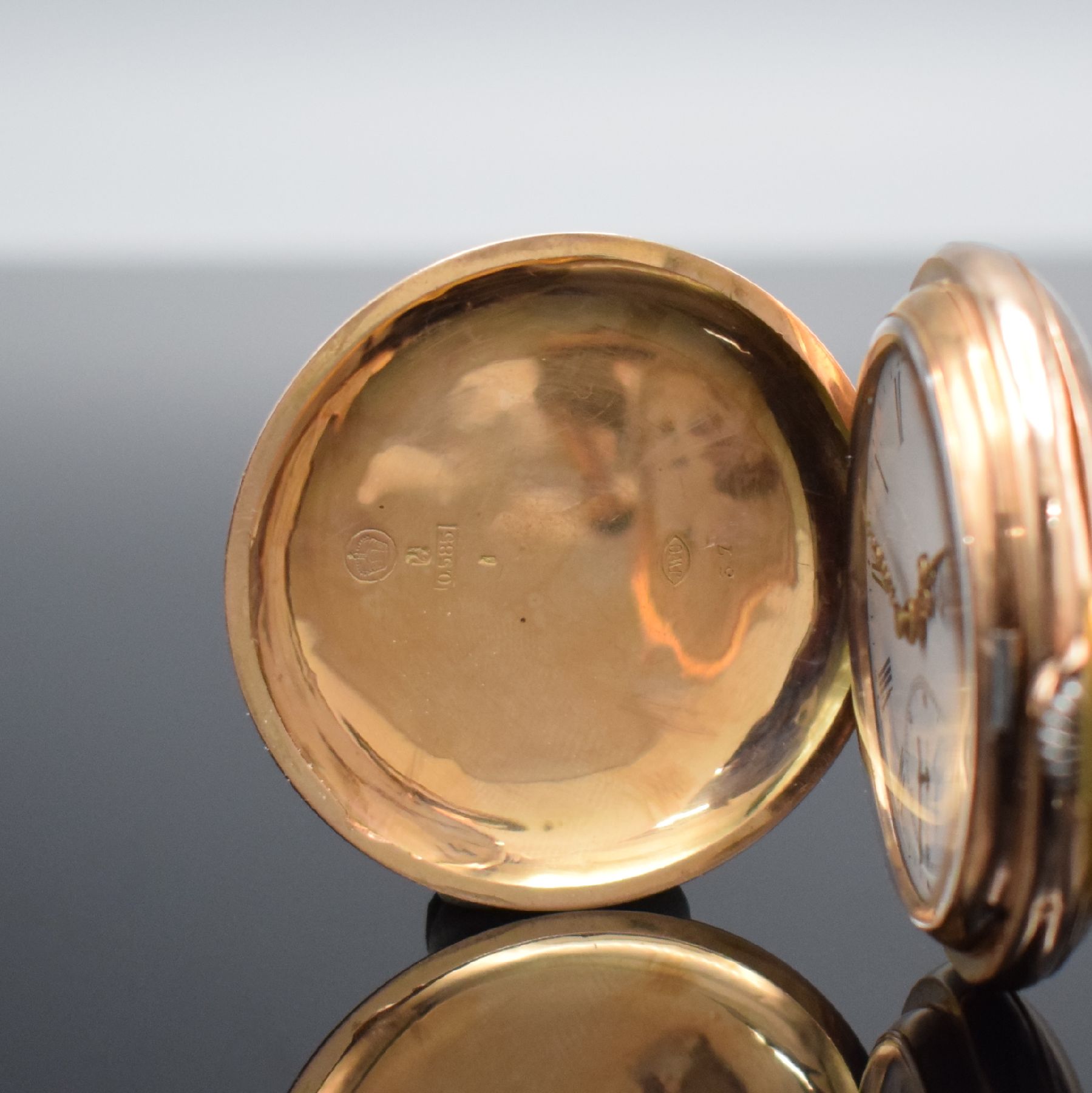 Detail a: IWC Herrensavonette in RG 585/000, Schweiz um 1898, guill. 2-Deckel Goldgeh. stark berieb./dell., Emailzifferbl. m. röm. Zahlen, gold. Zeiger, kl. ...