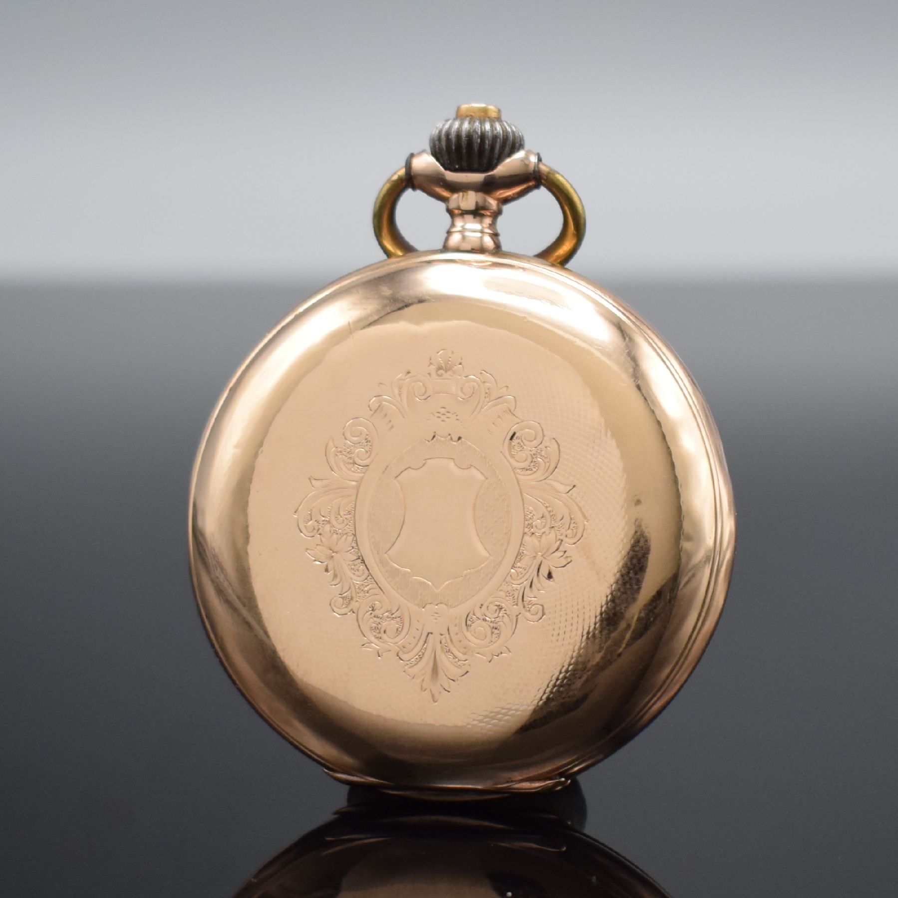 Detail b: IWC Herrensavonette in RG 585/000, Schweiz um 1898, guill. 2-Deckel Goldgeh. stark berieb./dell., Emailzifferbl. m. röm. Zahlen, gold. Zeiger, kl. ...