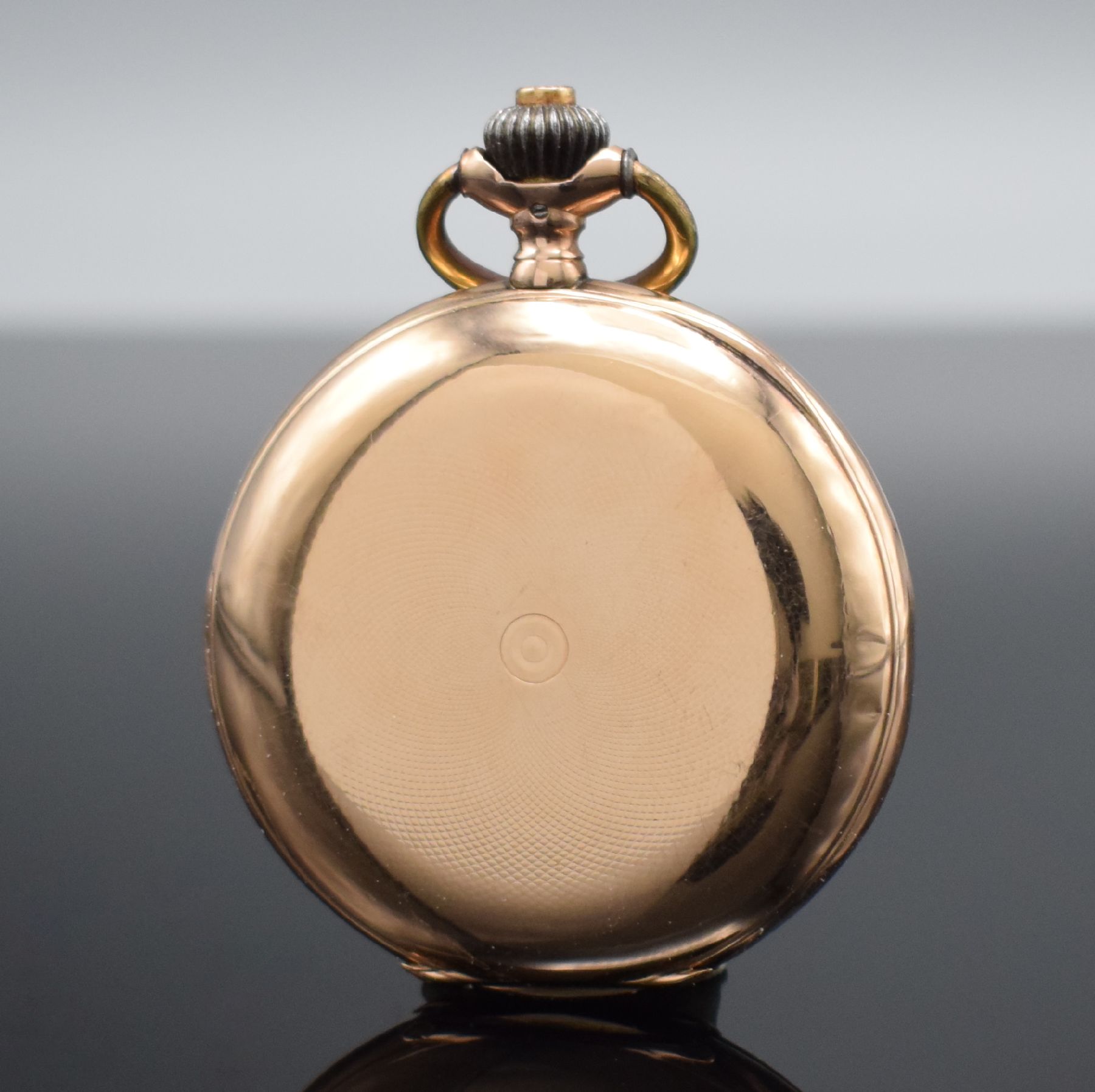 Detail c: IWC Herrensavonette in RG 585/000, Schweiz um 1898, guill. 2-Deckel Goldgeh. stark berieb./dell., Emailzifferbl. m. röm. Zahlen, gold. Zeiger, kl. ...