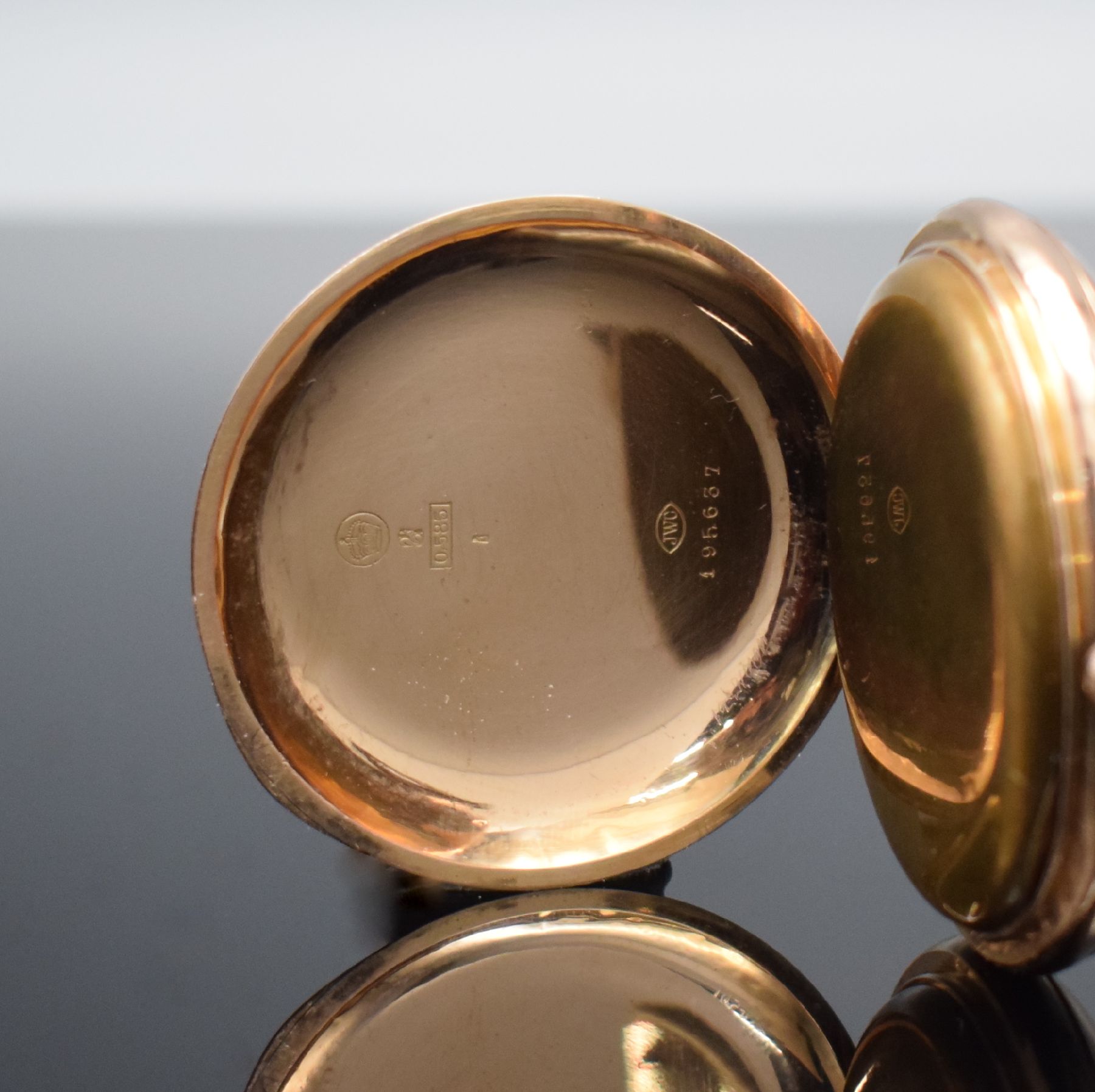 Detail d: IWC Herrensavonette in RG 585/000, Schweiz um 1898, guill. 2-Deckel Goldgeh. stark berieb./dell., Emailzifferbl. m. röm. Zahlen, gold. Zeiger, kl. ...