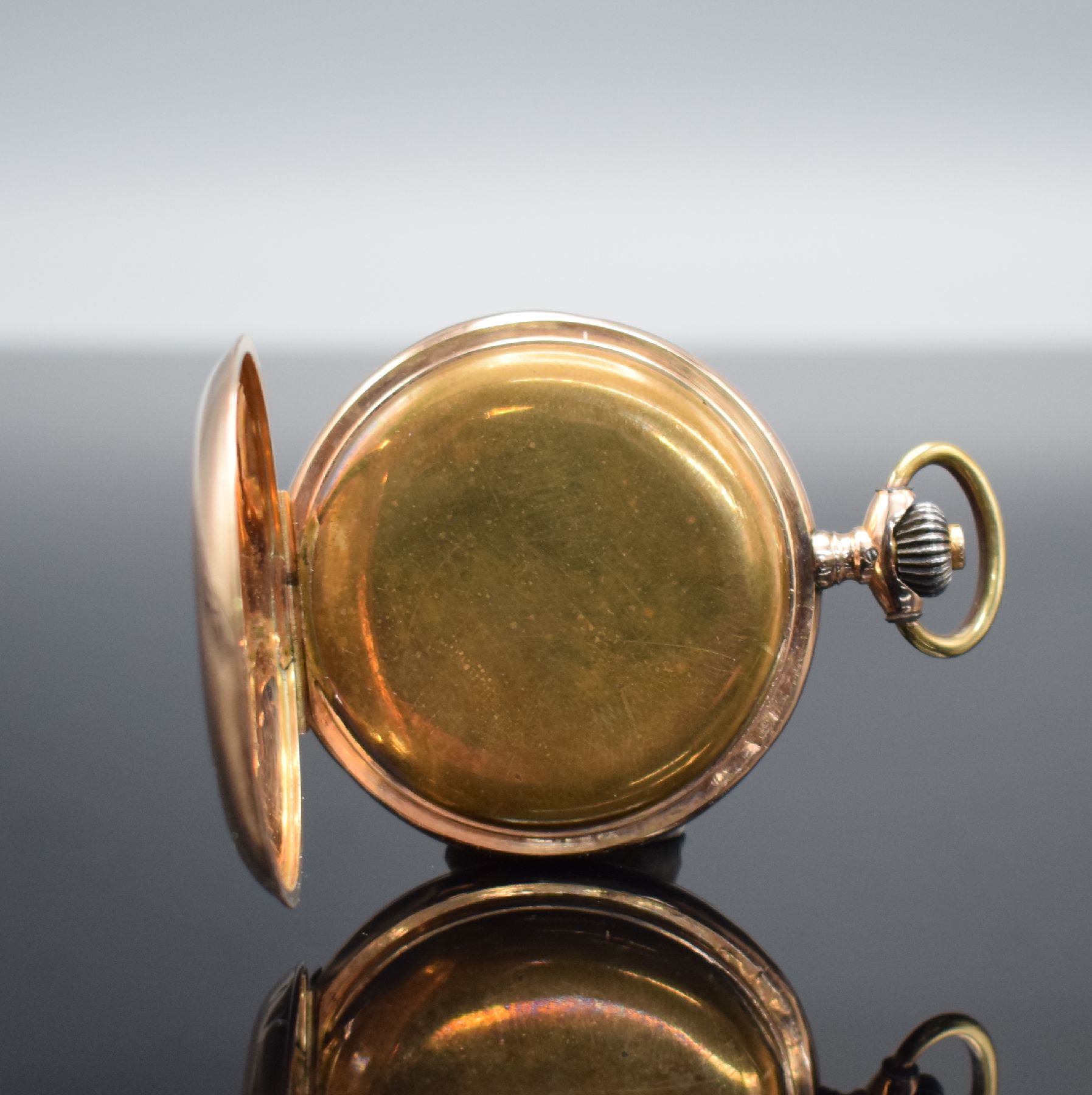 Detail e: IWC Herrensavonette in RG 585/000, Schweiz um 1898, guill. 2-Deckel Goldgeh. stark berieb./dell., Emailzifferbl. m. röm. Zahlen, gold. Zeiger, kl. ...