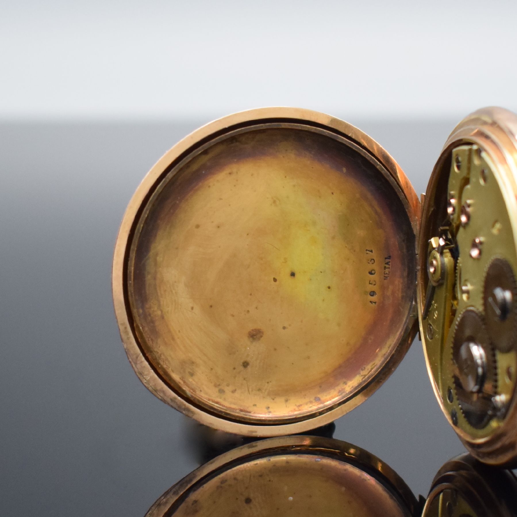 Detail f: IWC Herrensavonette in RG 585/000, Schweiz um 1898, guill. 2-Deckel Goldgeh. stark berieb./dell., Emailzifferbl. m. röm. Zahlen, gold. Zeiger, kl. ...
