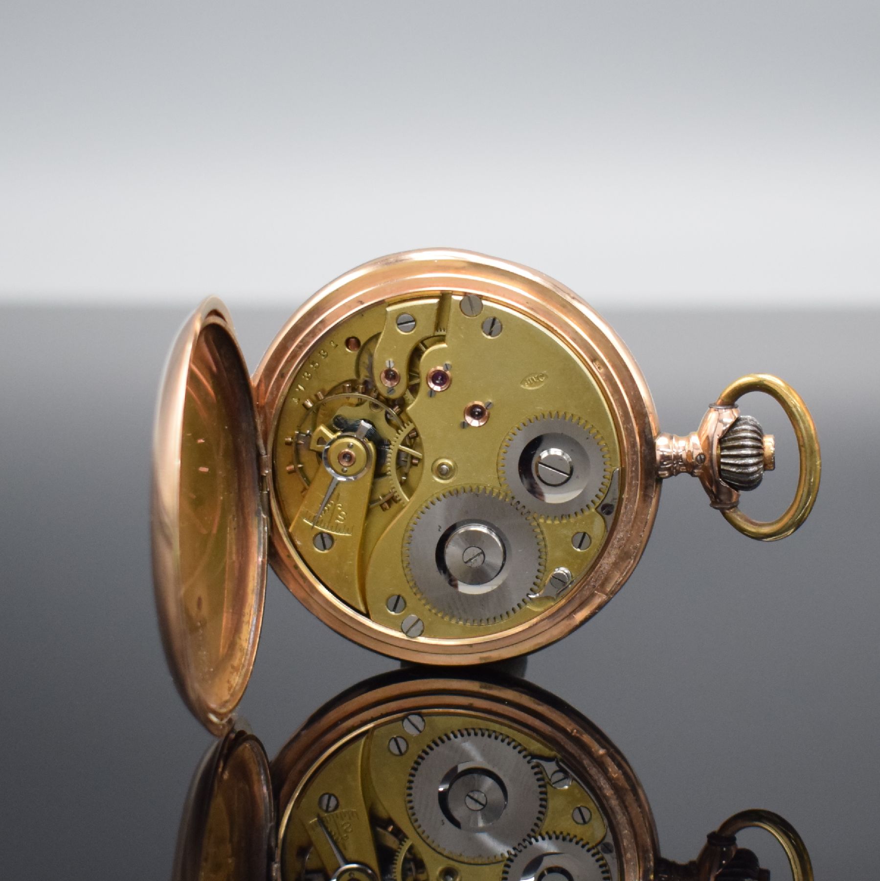 Detail g: IWC Herrensavonette in RG 585/000, Schweiz um 1898, guill. 2-Deckel Goldgeh. stark berieb./dell., Emailzifferbl. m. röm. Zahlen, gold. Zeiger, kl. ...
