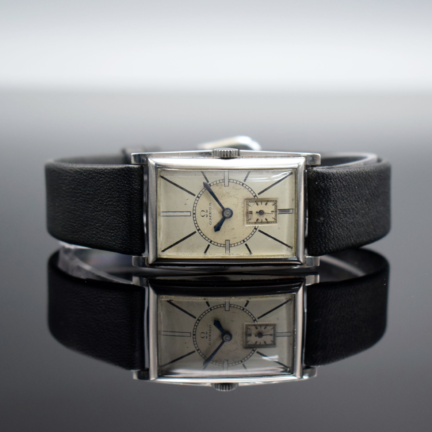 OMEGA schöne rechteckige Armbanduhr in Stahl, Schweiz um 1935, Handaufzug, Boden aufgedr., silb. Duoton-Zifferbl. pat., gebl. orig. Zeiger, kl. ...