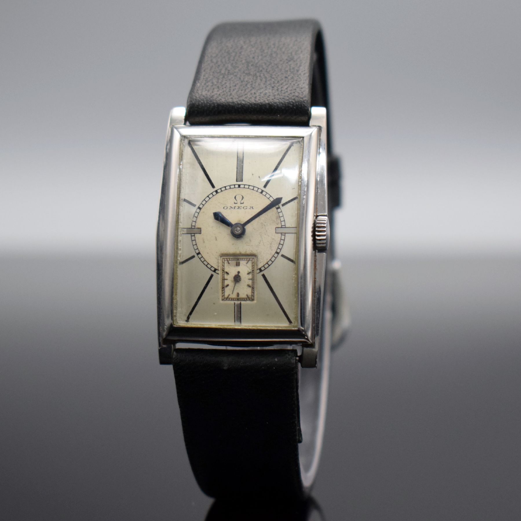 Detail b: OMEGA schöne rechteckige Armbanduhr in Stahl, Schweiz um 1935, Handaufzug, Boden aufgedr., silb. Duoton-Zifferbl. pat., gebl. orig. Zeiger, kl. ...