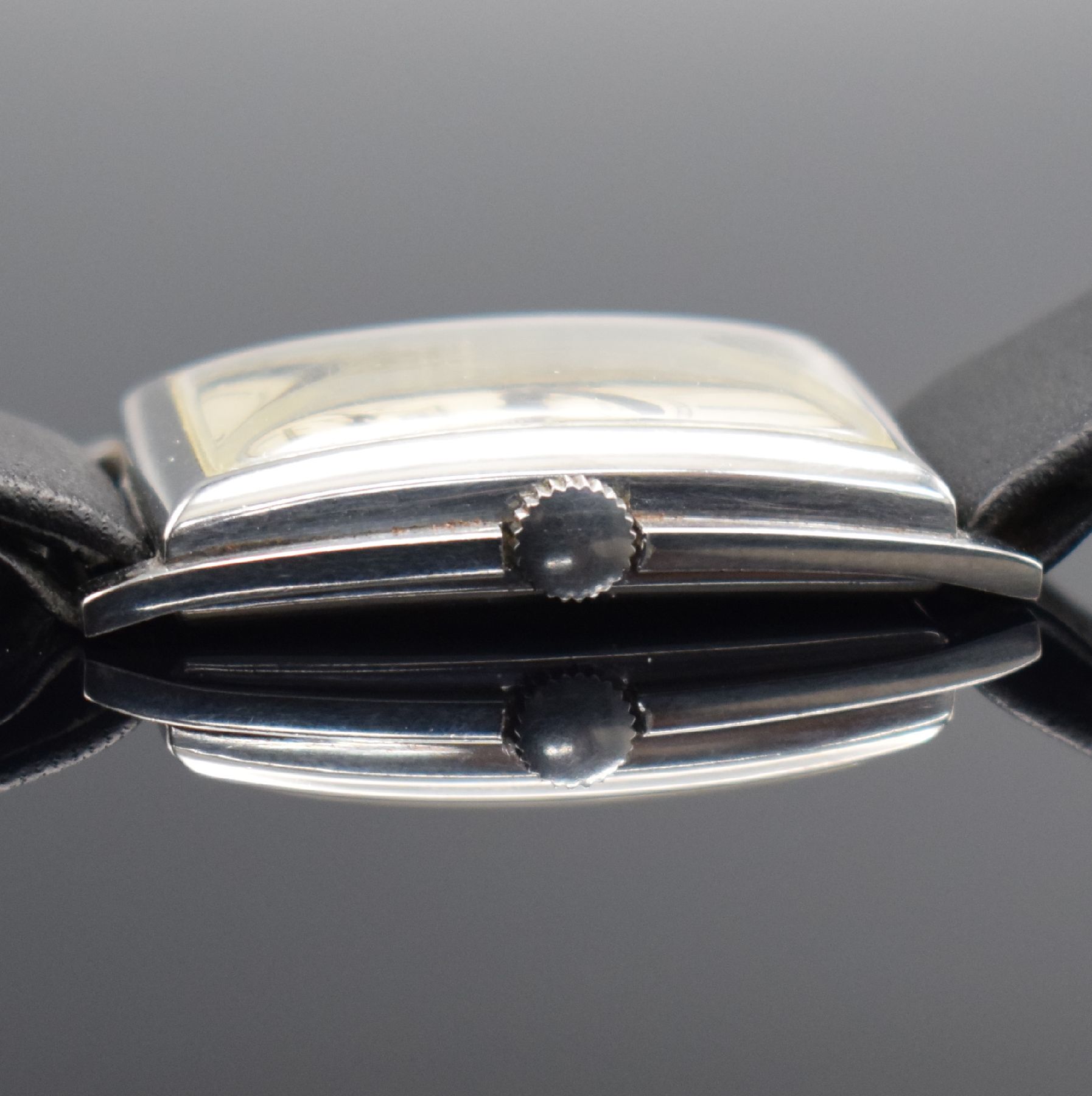 Detail d: OMEGA schöne rechteckige Armbanduhr in Stahl, Schweiz um 1935, Handaufzug, Boden aufgedr., silb. Duoton-Zifferbl. pat., gebl. orig. Zeiger, kl. ...