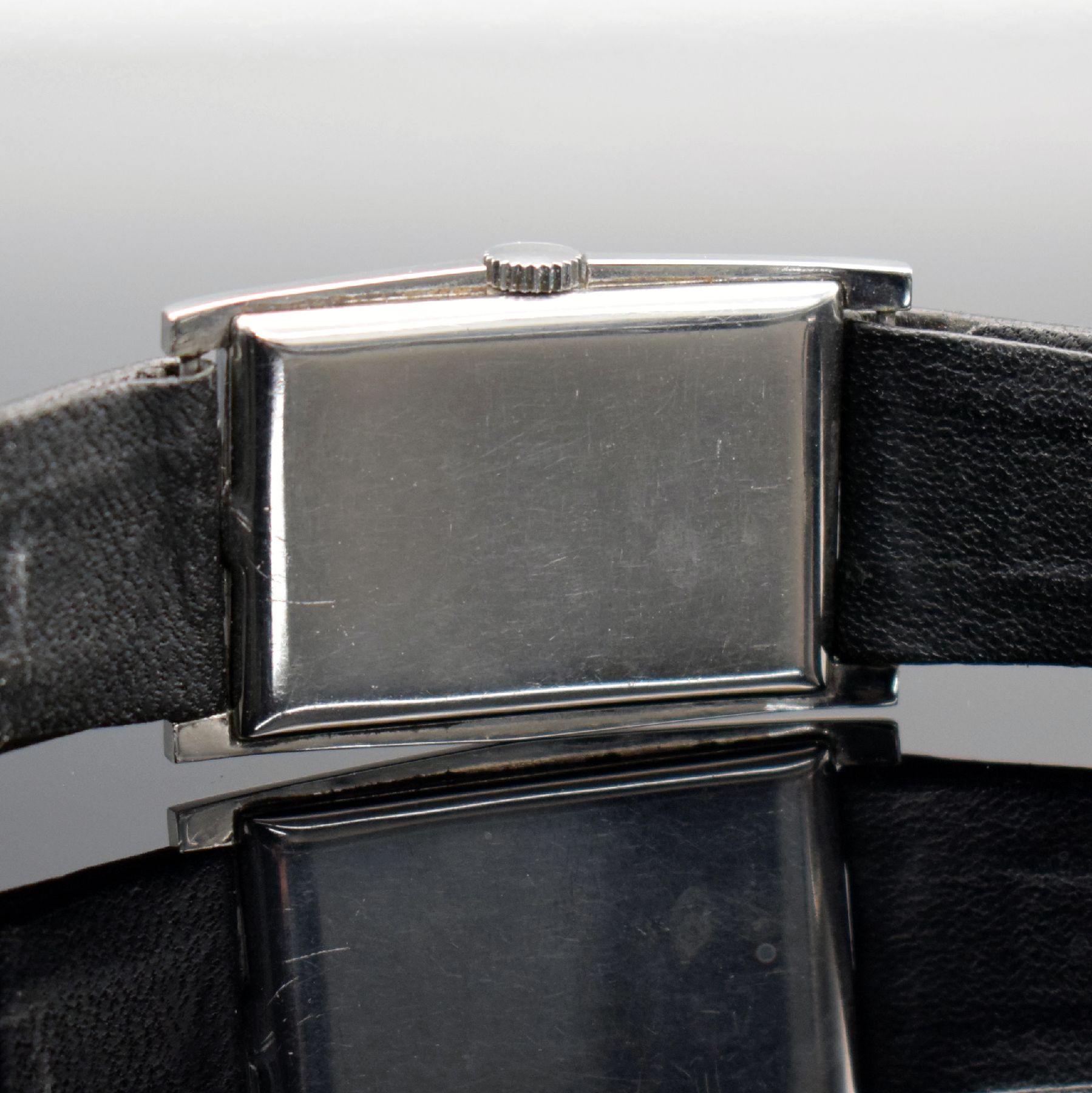 Detail e: OMEGA schöne rechteckige Armbanduhr in Stahl, Schweiz um 1935, Handaufzug, Boden aufgedr., silb. Duoton-Zifferbl. pat., gebl. orig. Zeiger, kl. ...
