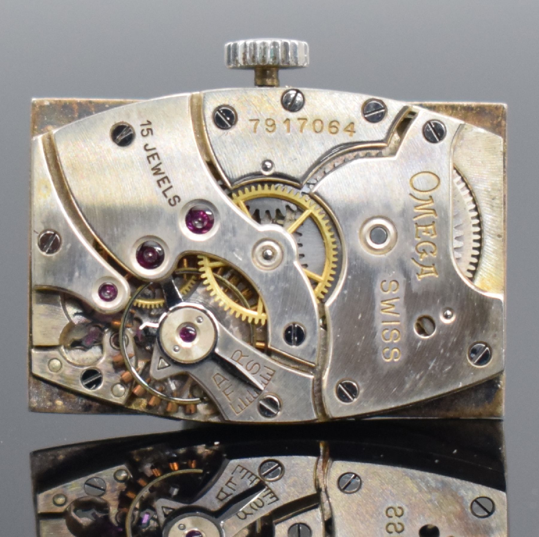 Detail h: OMEGA schöne rechteckige Armbanduhr in Stahl, Schweiz um 1935, Handaufzug, Boden aufgedr., silb. Duoton-Zifferbl. pat., gebl. orig. Zeiger, kl. ...