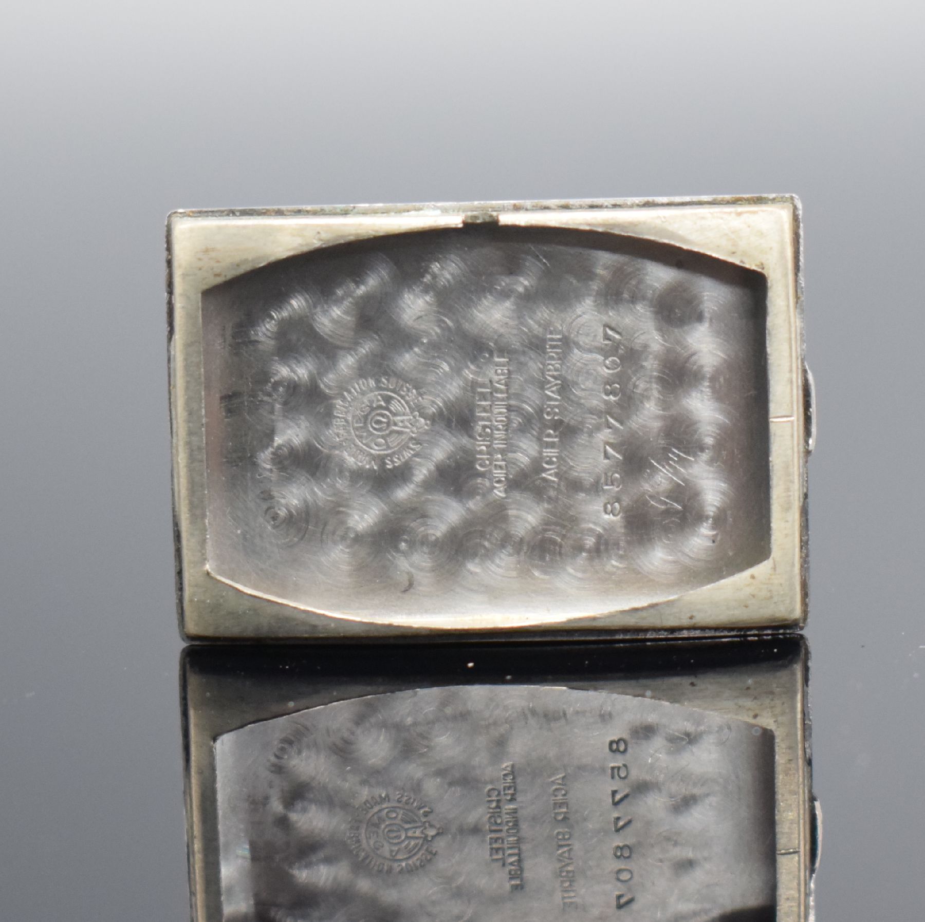 Detail i: OMEGA schöne rechteckige Armbanduhr in Stahl, Schweiz um 1935, Handaufzug, Boden aufgedr., silb. Duoton-Zifferbl. pat., gebl. orig. Zeiger, kl. ...