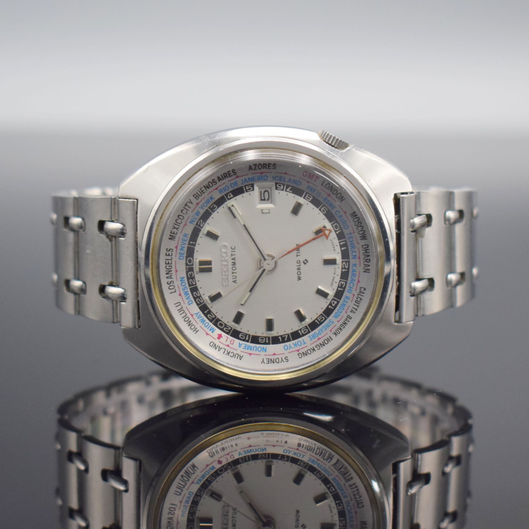 SEIKO World Time seltene Herrenarmbanduhr mit Weltzeitanzeige in Stahl/Stahlband, Japan um 1970, Automatik, verschr. Geh. Ref. 6117- 6400, ...