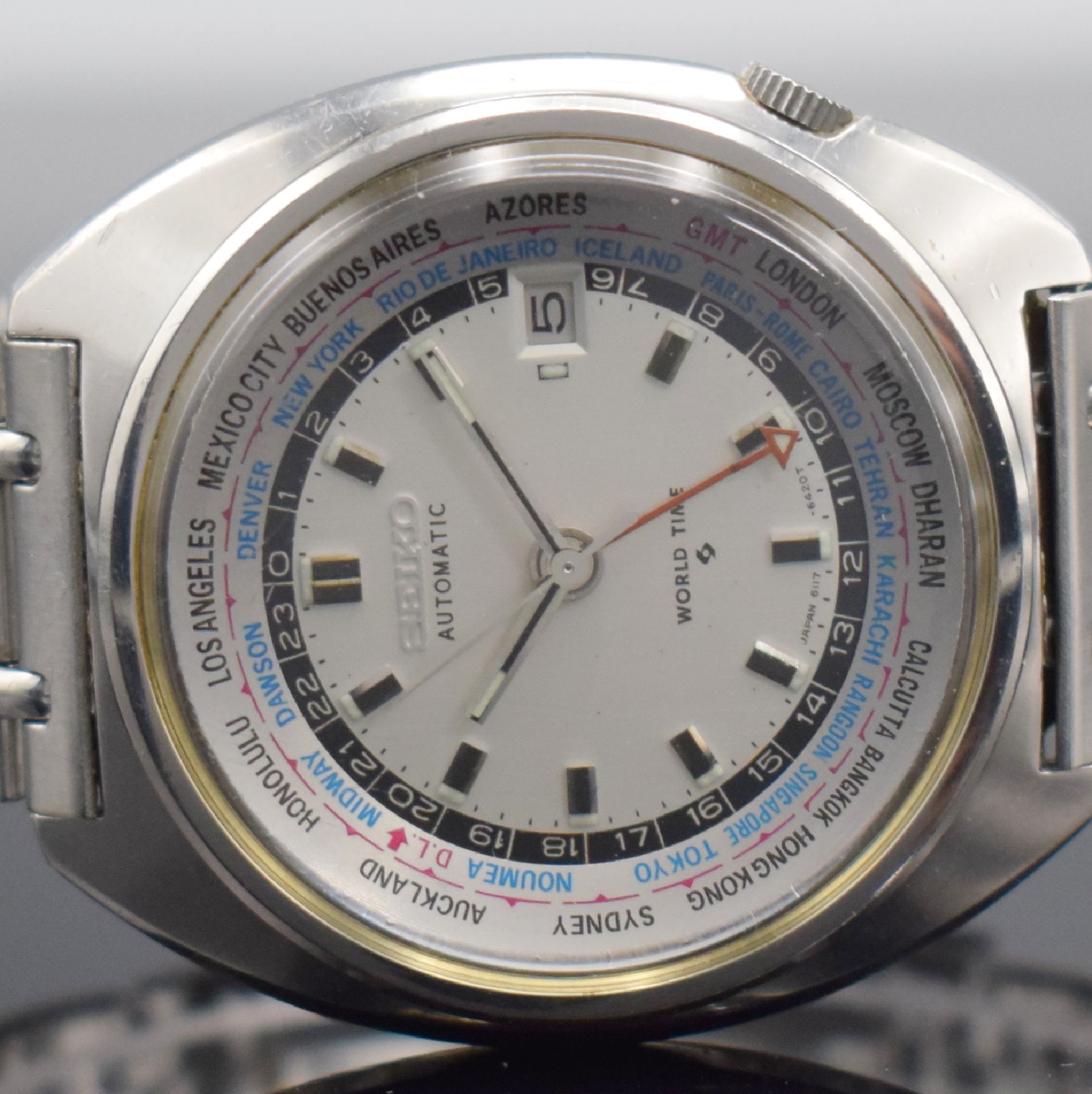 Detail a: SEIKO World Time seltene Herrenarmbanduhr mit Weltzeitanzeige in Stahl/Stahlband, Japan um 1970, Automatik, verschr. Geh. Ref. 6117- 6400, ...