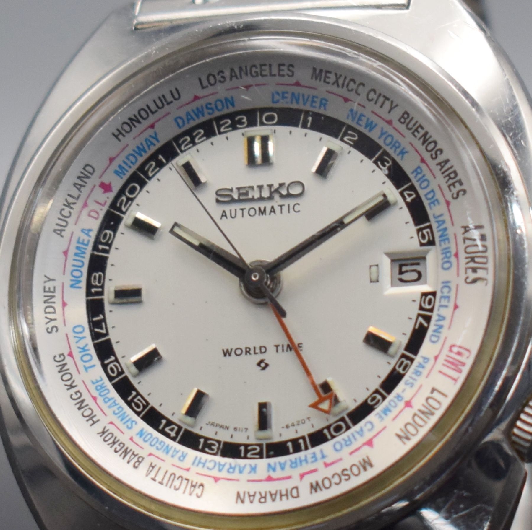 Detail d: SEIKO World Time seltene Herrenarmbanduhr mit Weltzeitanzeige in Stahl/Stahlband, Japan um 1970, Automatik, verschr. Geh. Ref. 6117- 6400, ...
