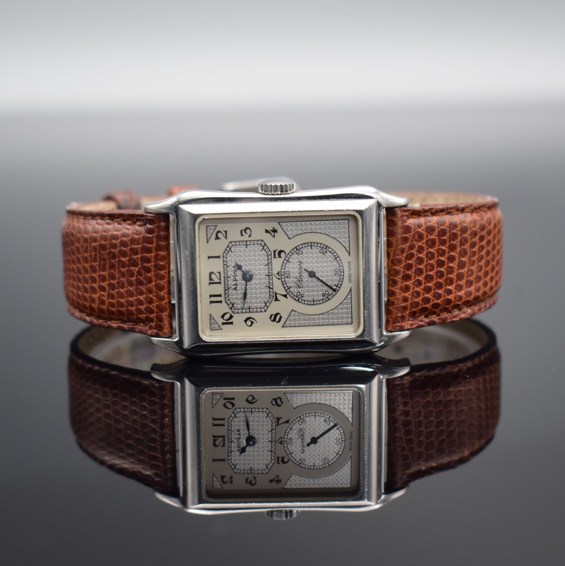 ALPINA Chronos rechteckige Duo-Dial Herrenarmbanduhr in Stahl, Schweiz um 1990, beids. vergl. Geh., Boden aufgedr., silb. Duoton-Zifferbl. m. ...