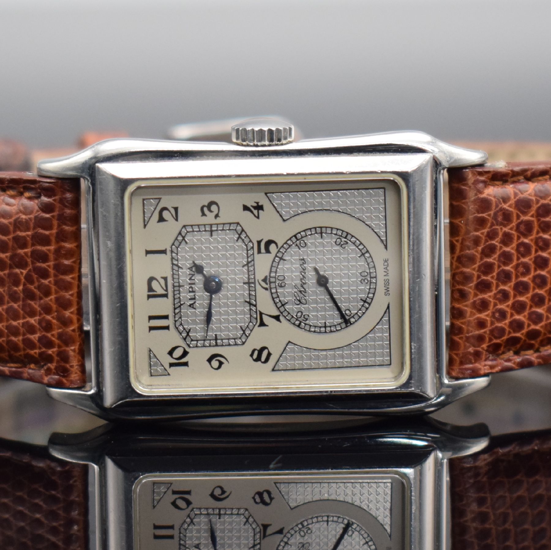 Detail a: ALPINA Chronos rechteckige Duo-Dial Herrenarmbanduhr in Stahl, Schweiz um 1990, beids. vergl. Geh., Boden aufgedr., silb. Duoton-Zifferbl. m. ...