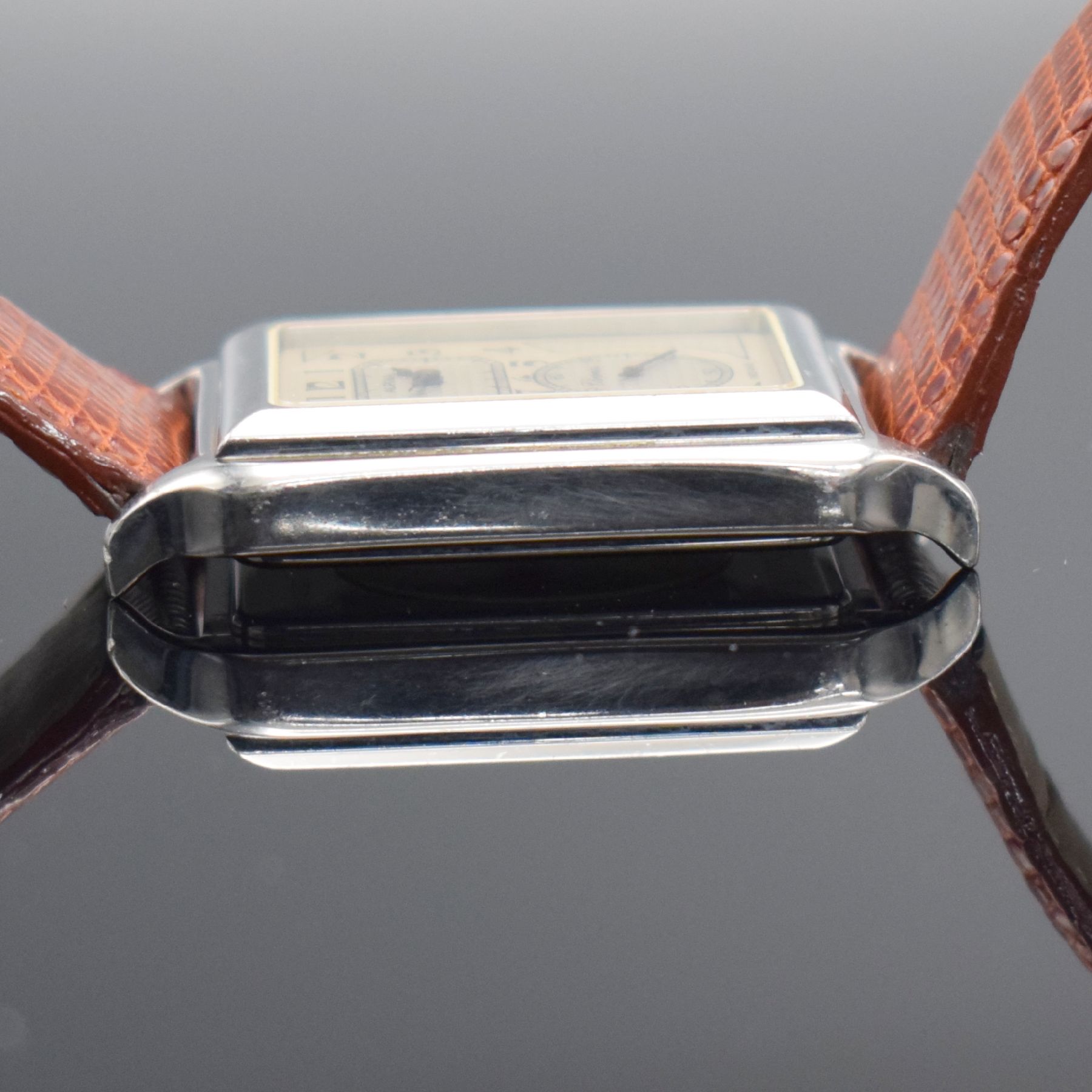 Detail e: ALPINA Chronos rechteckige Duo-Dial Herrenarmbanduhr in Stahl, Schweiz um 1990, beids. vergl. Geh., Boden aufgedr., silb. Duoton-Zifferbl. m. ...
