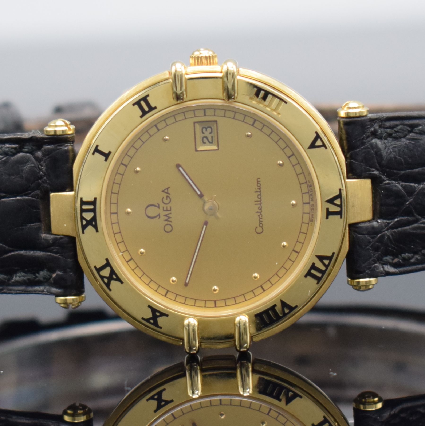 Detail a: OMEGA Constellation Armbanduhr in GG 750/000, Schweiz um 1990, quarz, Boden aufgedr., Ref. 1960360, pol. Lünette m. röm. Zahlen, orig. Lederband ...